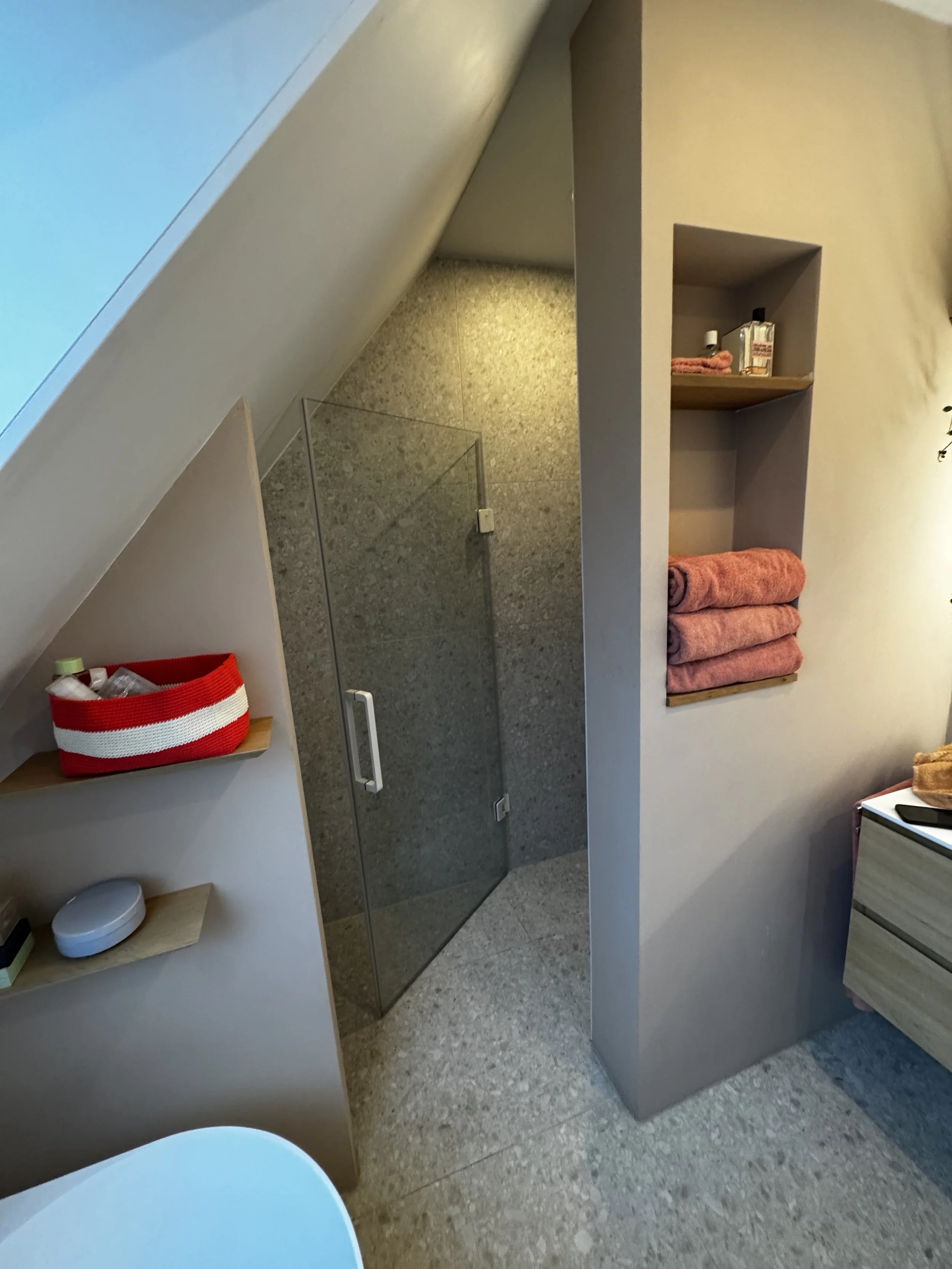 Tegelzetter, tegelwerk, tegelen, sanitair installatie, afwerking.