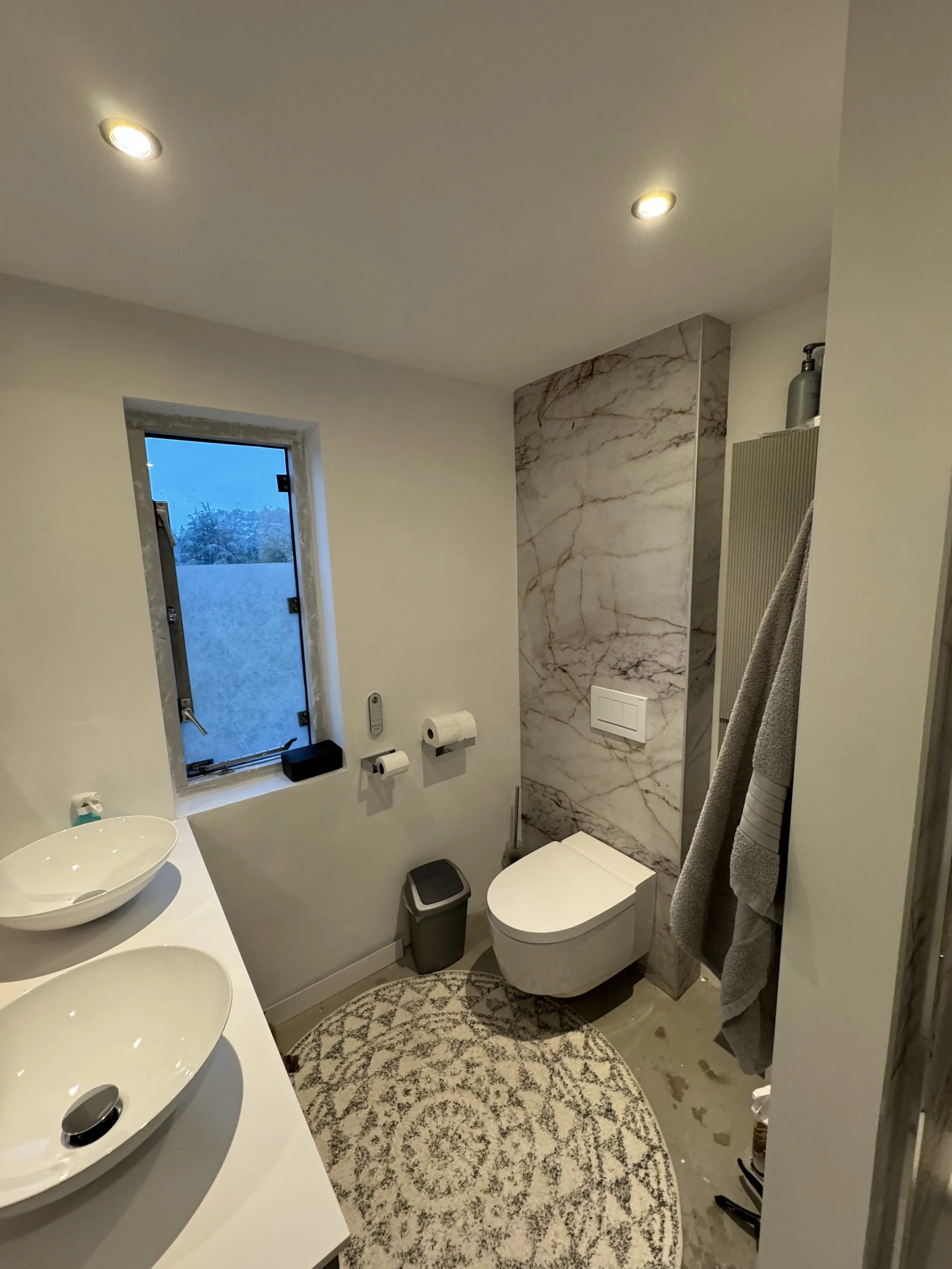 Tegelzetter, tegelwerk, tegelen, sanitair installatie, afwerking.