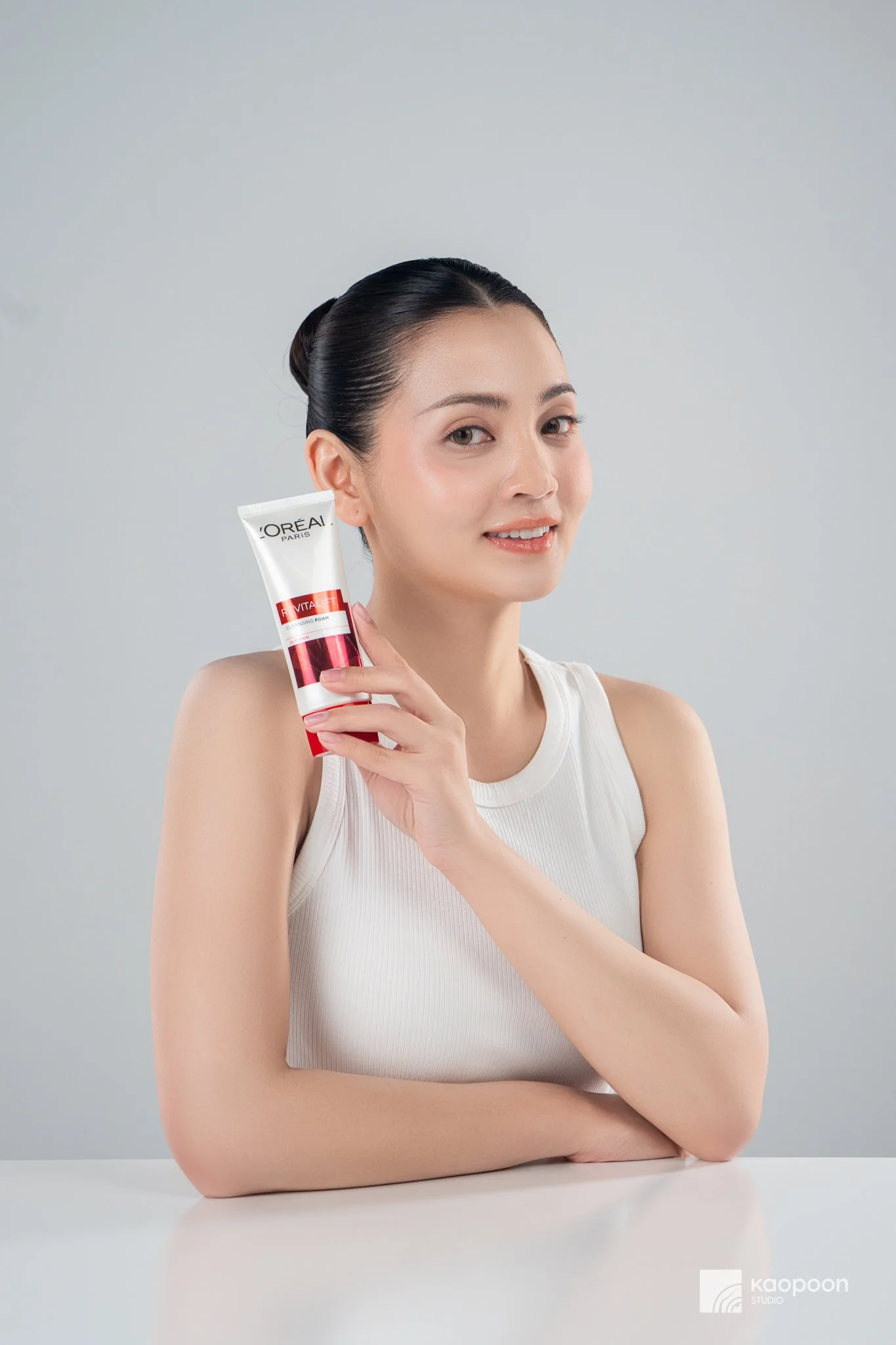 Milky Cleansing Foam_Face with Product_(DSC06840).jpg
