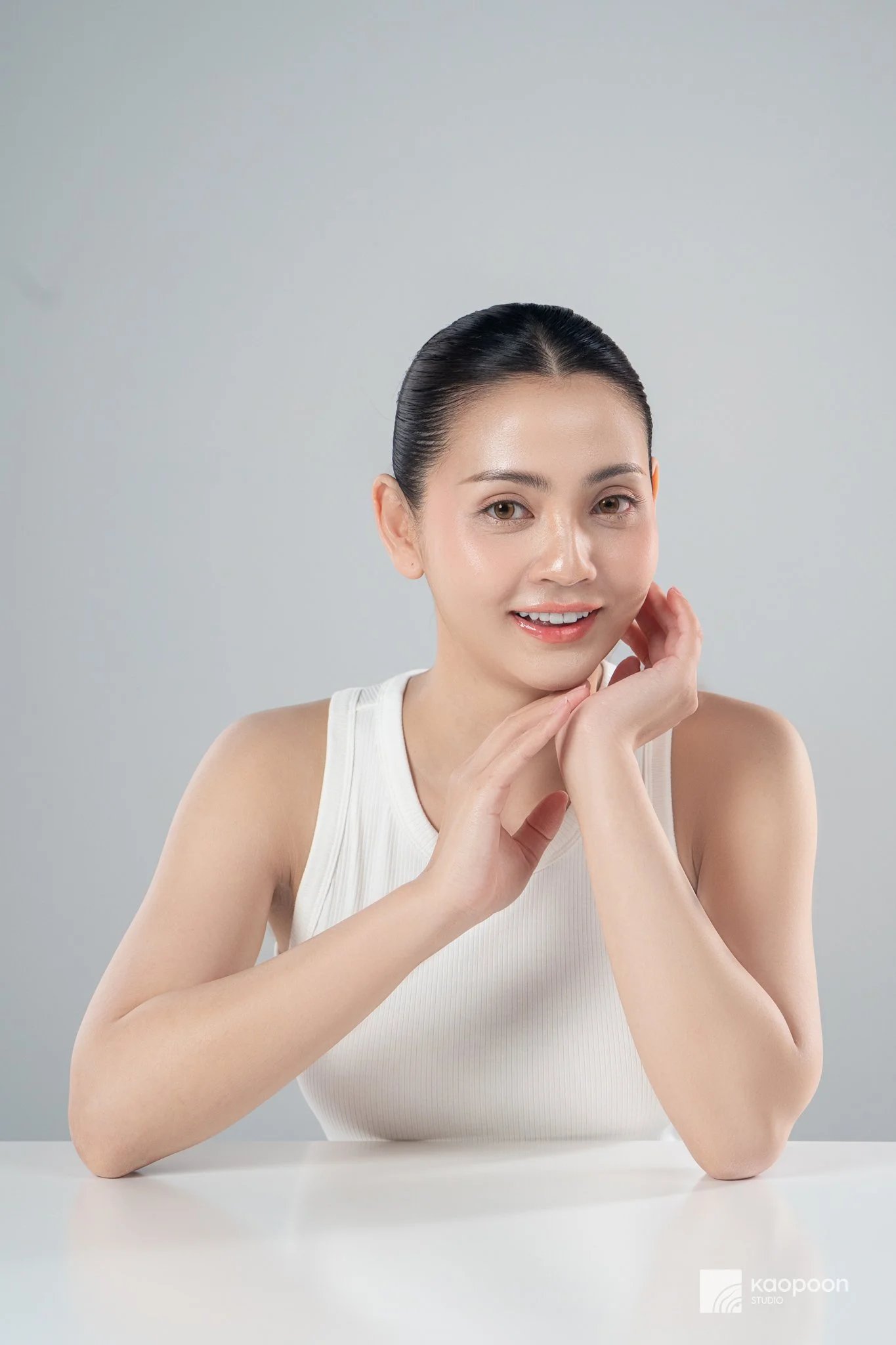 Milky Cleansing Foam_Model_(DSC06797).jpg