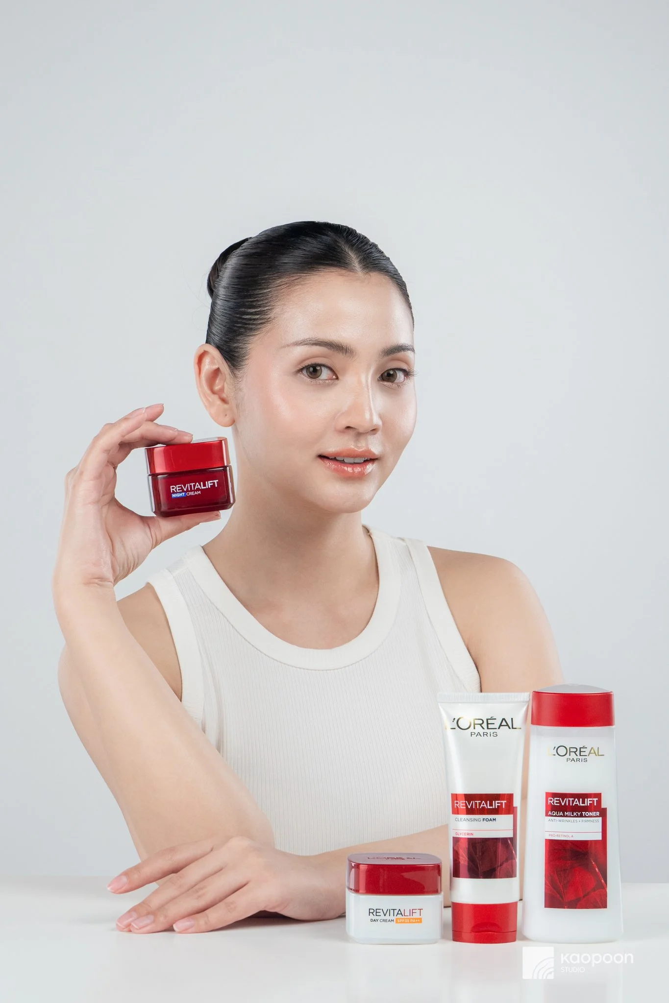 REGIME_Model Holding Product_(DSC07089).jpg