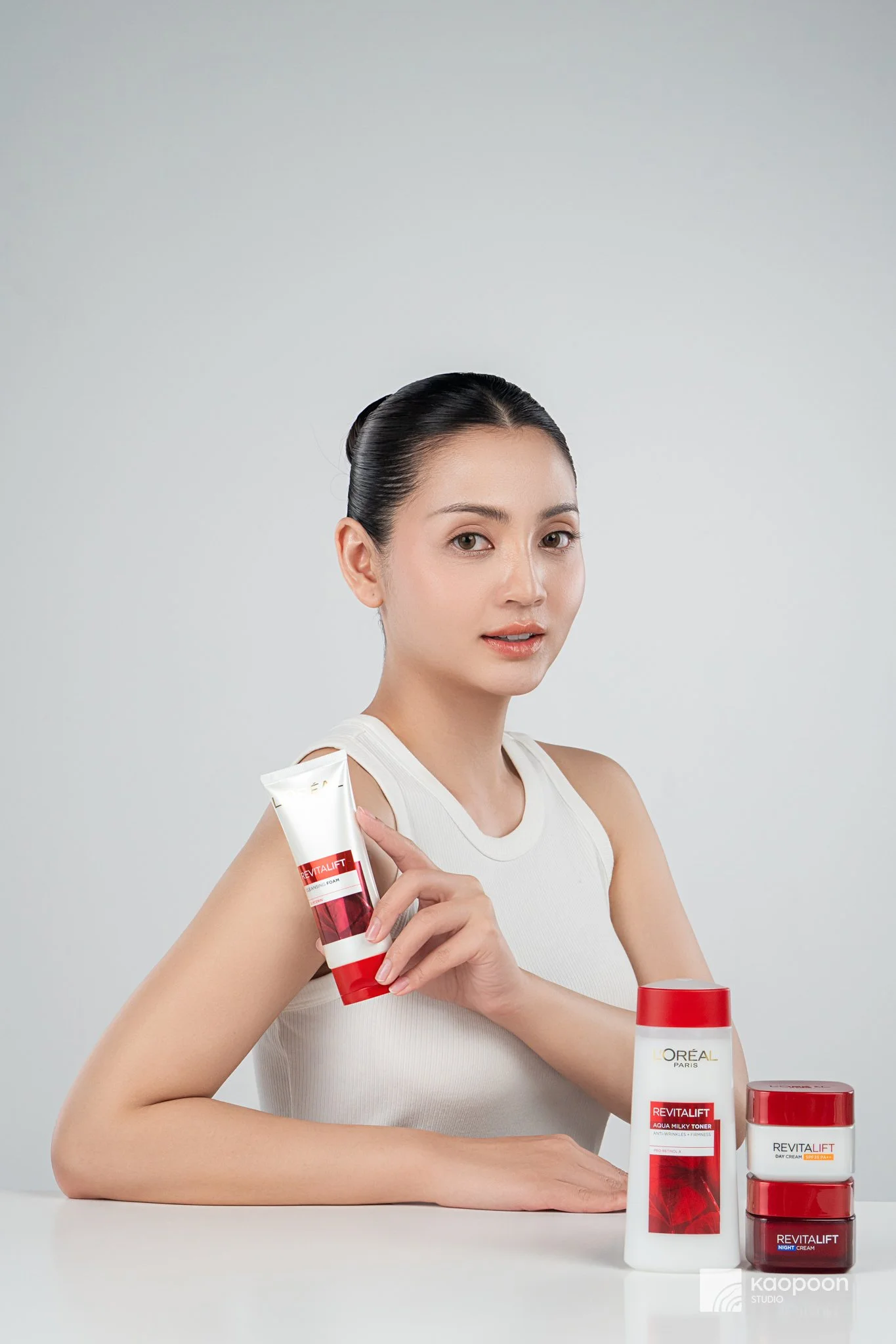 REGIME_Model Holding Product 03_(DSC07202)-2.jpg