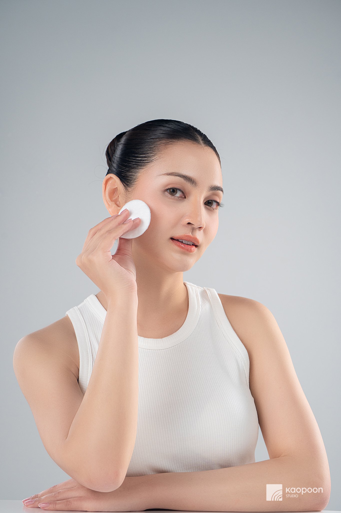 Milky Toner_Face with Cotton Pad_(DSC06984).jpg