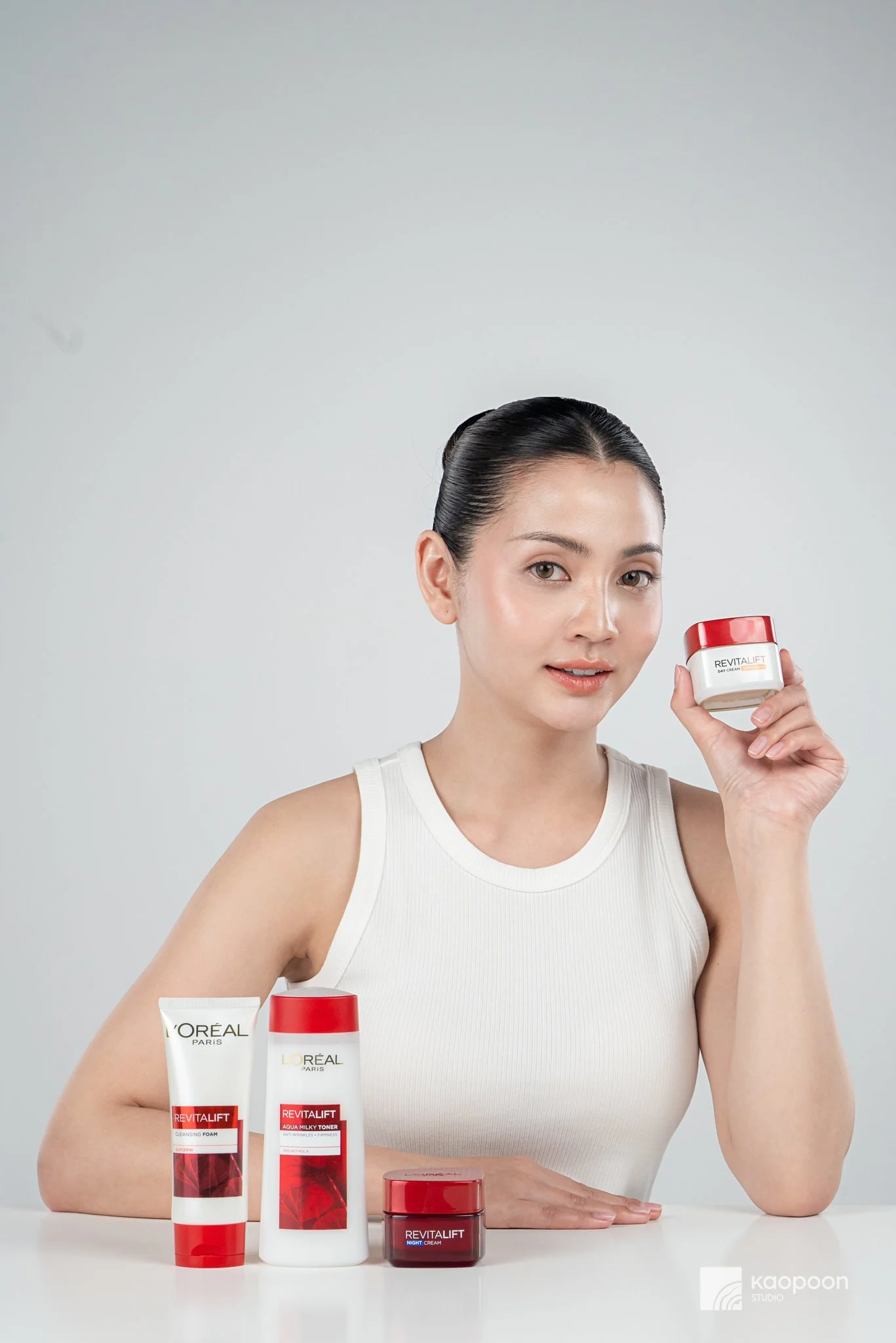 REGIME_Model Holding Product 04_(DSC07220).jpg