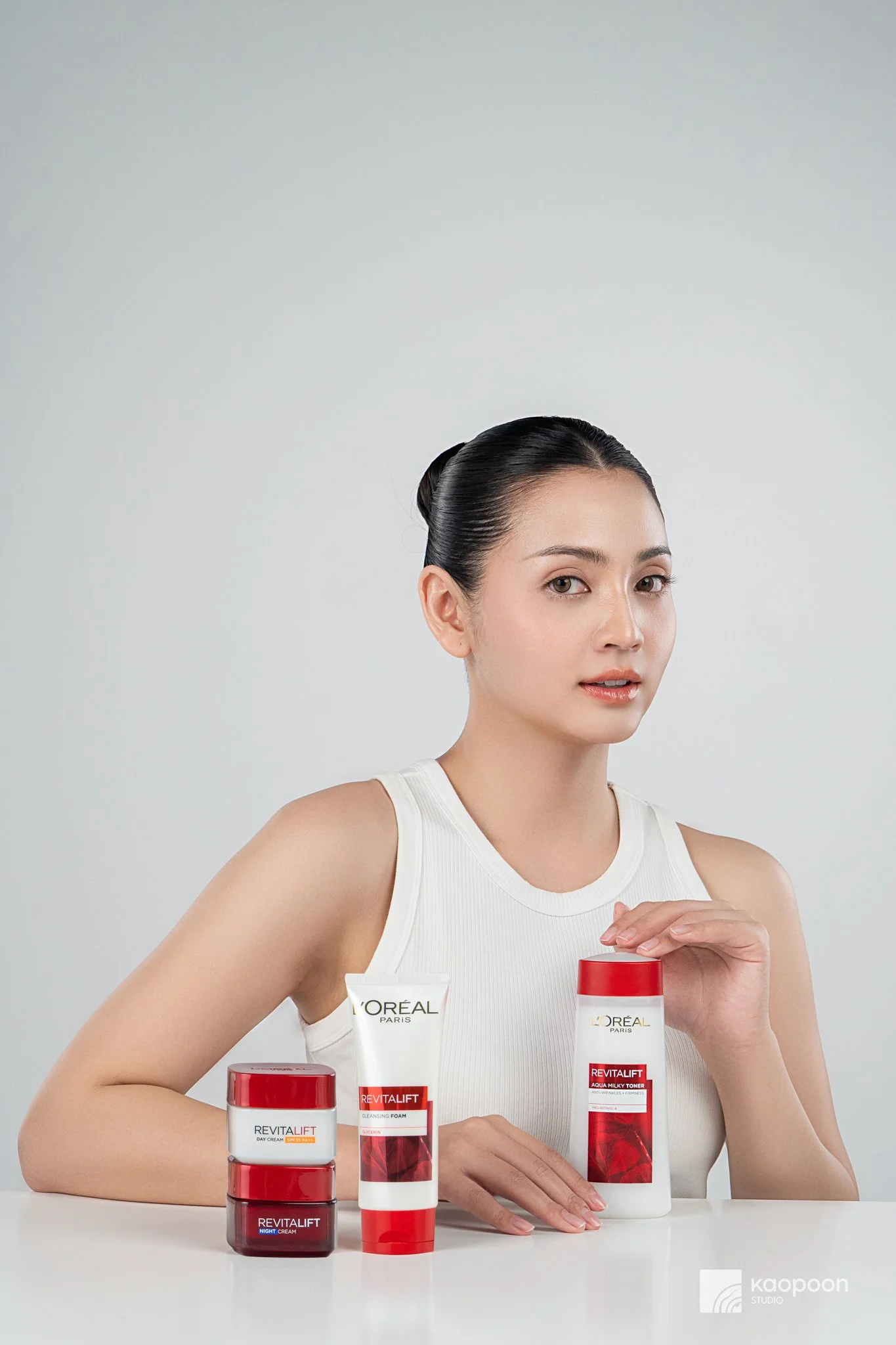 REGIME_Model Holding Product 02_(DSC07145)-2.jpg
