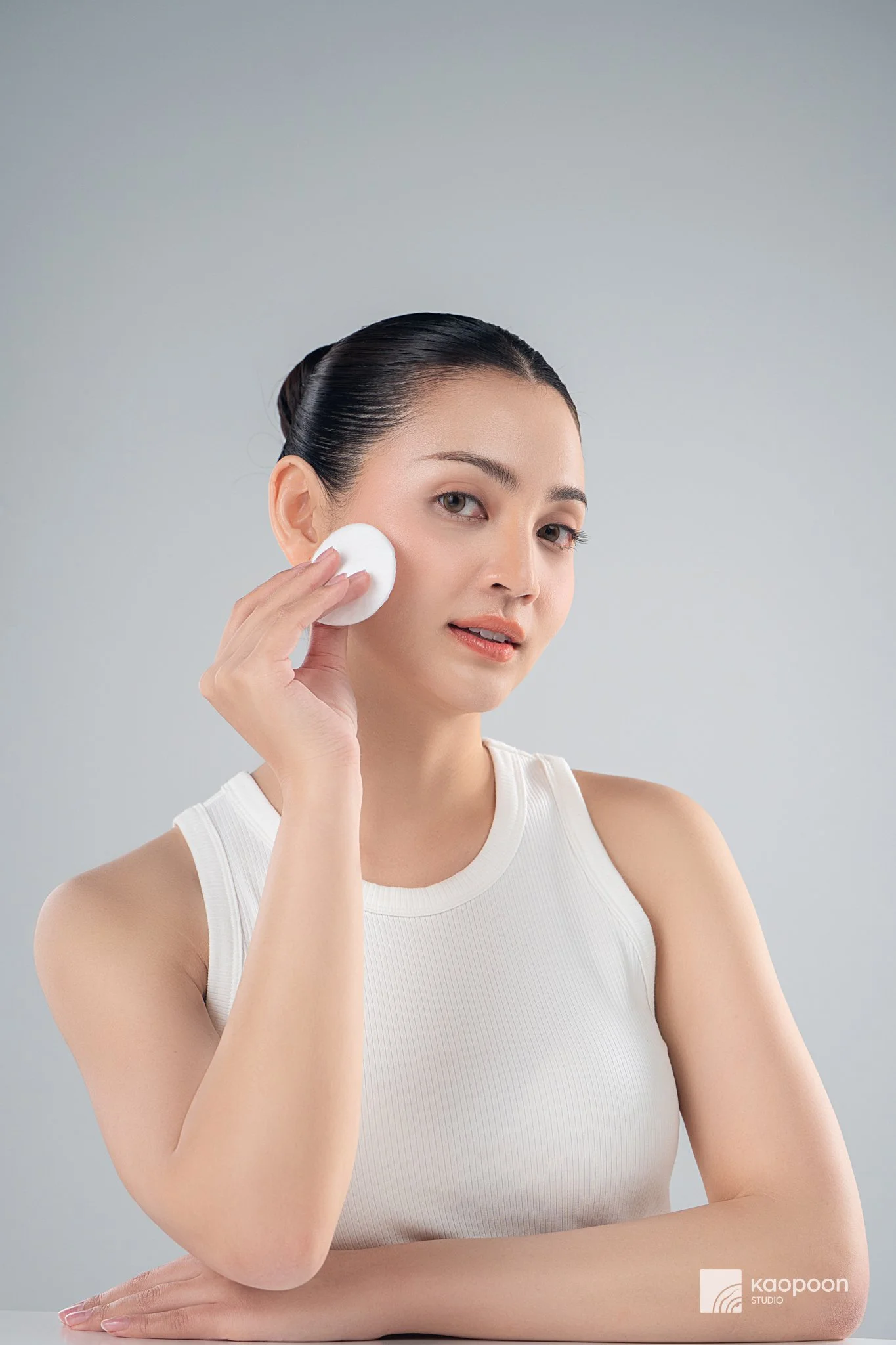 Milky Toner_Face with Cotton Pad_(DSC06984)-2.jpg