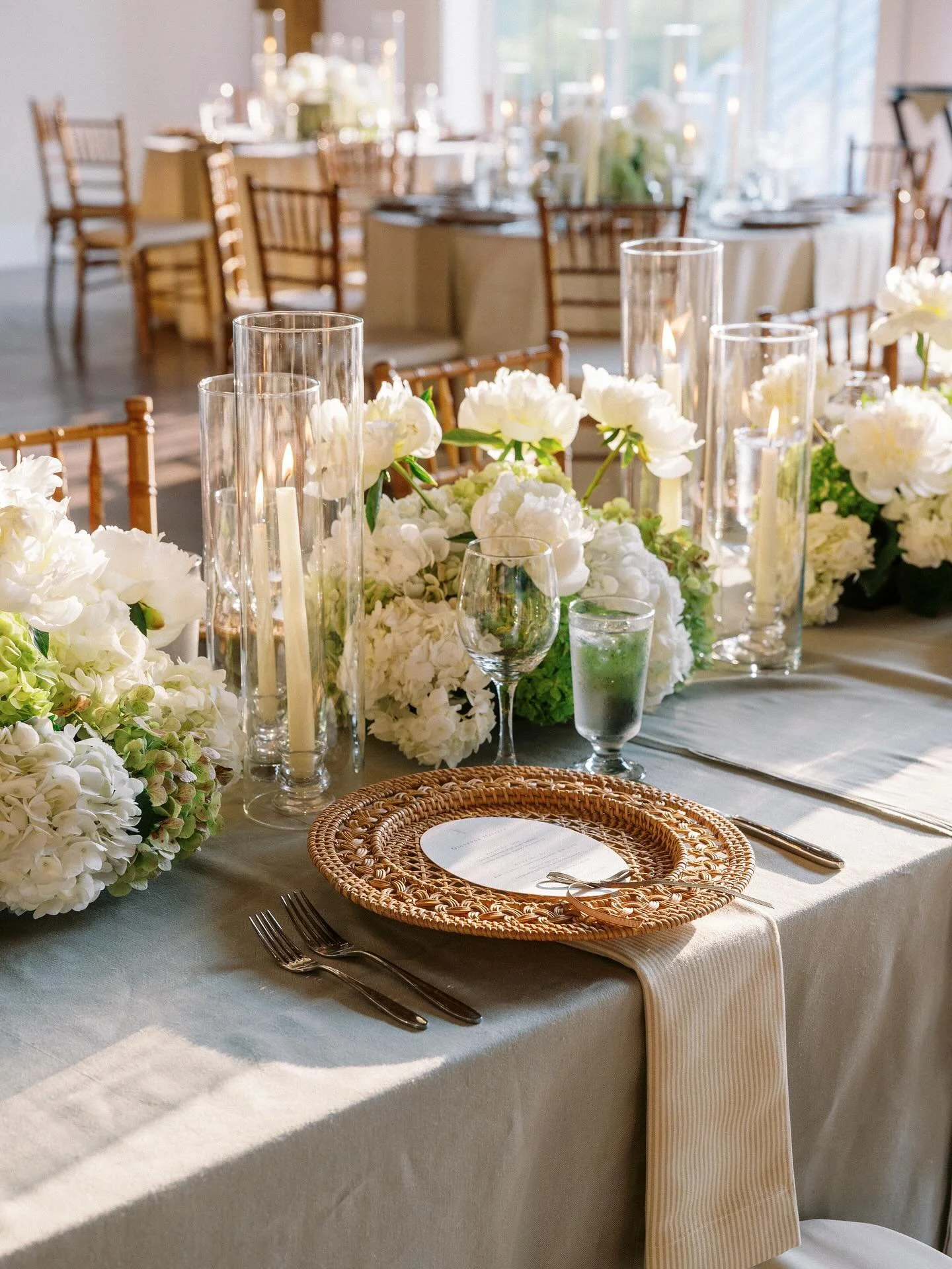 ✨ Head Table Goals ✨

There&rsquo;s something magical about a beautifully styled head table.  It&rsquo;s where the couple shares their first meal as newlyweds, steals sweet glances, and soaks in the love all around. From cascading florals to candleli