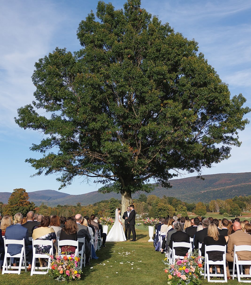 E&amp;J saying &ldquo;I Do&rdquo; with these stunning Mountain Views ⛰️🍁

Venue: Ekwanok Country Club
Planning:  @candicegrace_events 
Photography:  @kelseyreganphoto 
Florals: @annas.blooms 
Entertainment: @silverarrowband 
Hair &amp; Makeup: @blus