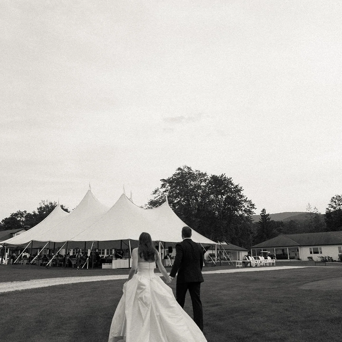 We love a good black and white moment 🤍🖤 

Venue: @thedorsetfieldclub @dorsetfieldclub 
Church: United Church of Dorset
Photography: @annafduncan 
Planning: @candicegrace_events 
Florals: @nancybishopfloral 
Entertainment: @peak_entertainment 
Hair