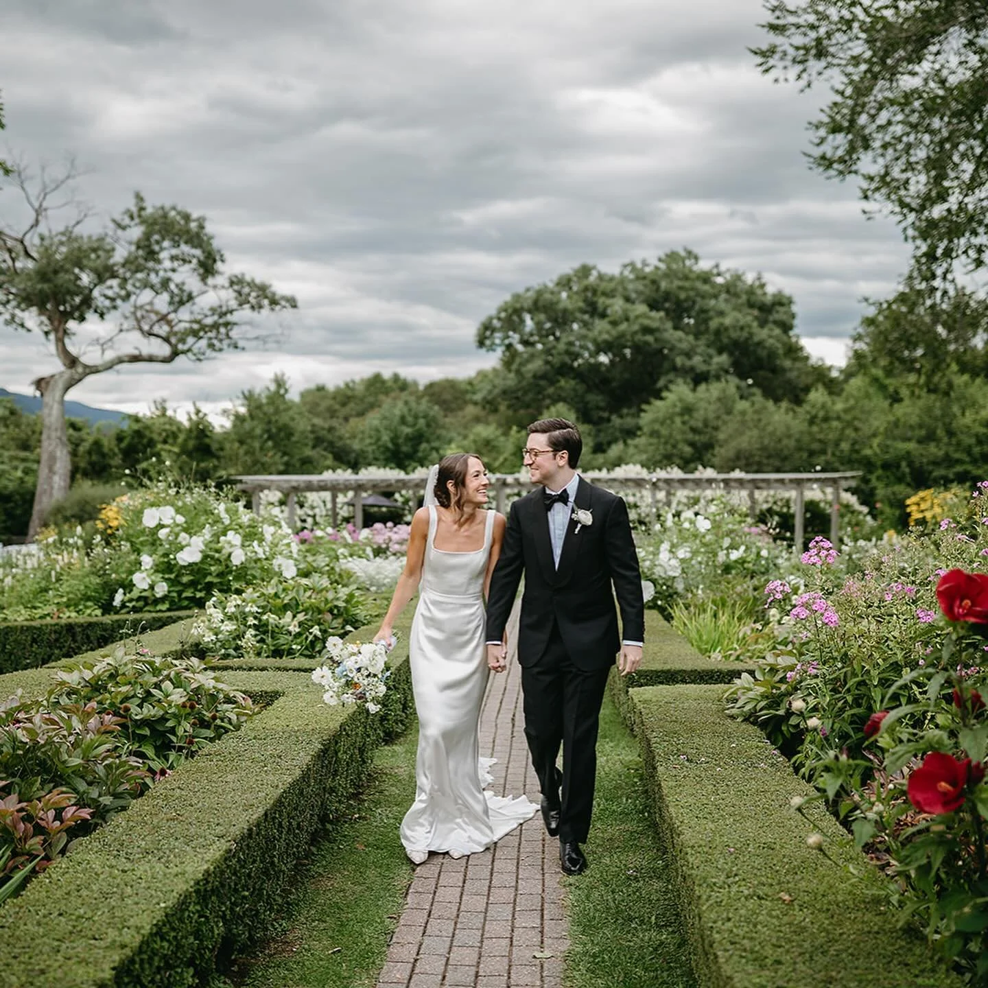 K&amp;P stole our hearts with the way they moved with such ease all throughout wedding day.  No bridal part&hellip;no fuss&hellip;just pure joy and intentional moments focused on one another.  Isn&rsquo;t that the way it&rsquo;s supposed to be? 🩷

V