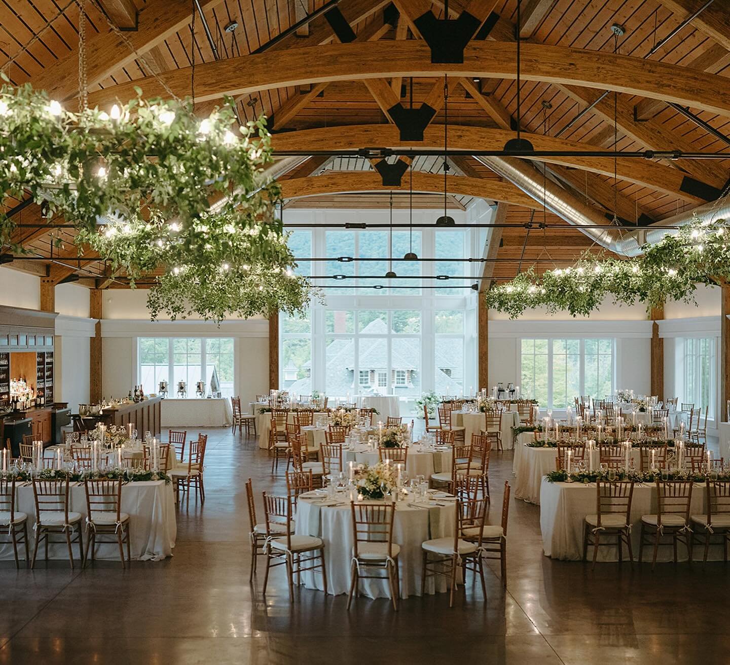 Surrounded by mountains and the history of @hildenethelincolnfamilyhome K&amp;P said &ldquo;I do&rdquo; at the most timeless location in Manchester Vermont.

Venue: @hildeneweddings @hildenethelincolnfamilyhome 
Planning:  @candicegrace_events 
Photo
