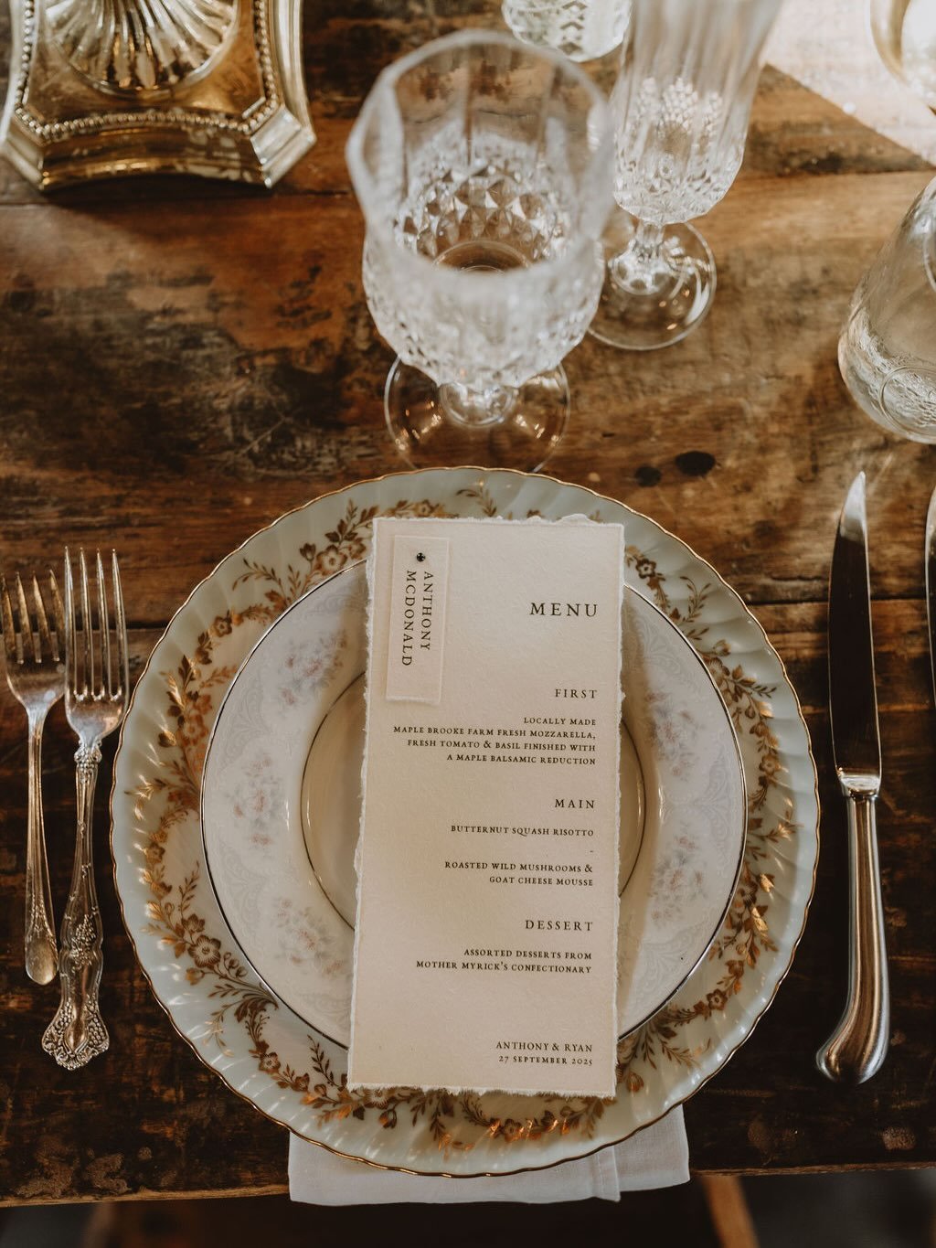 The final details of R&amp;As vintage yet classic inspired wedding day 🖤

Venue: @frostmoonmountain 
Planning: @candicegrace_events 
Photography: @mountainheartsphotography 
Florals: @annas.blooms 
Catering: @cateringpeckel 
Entertainment: DJ Lady D