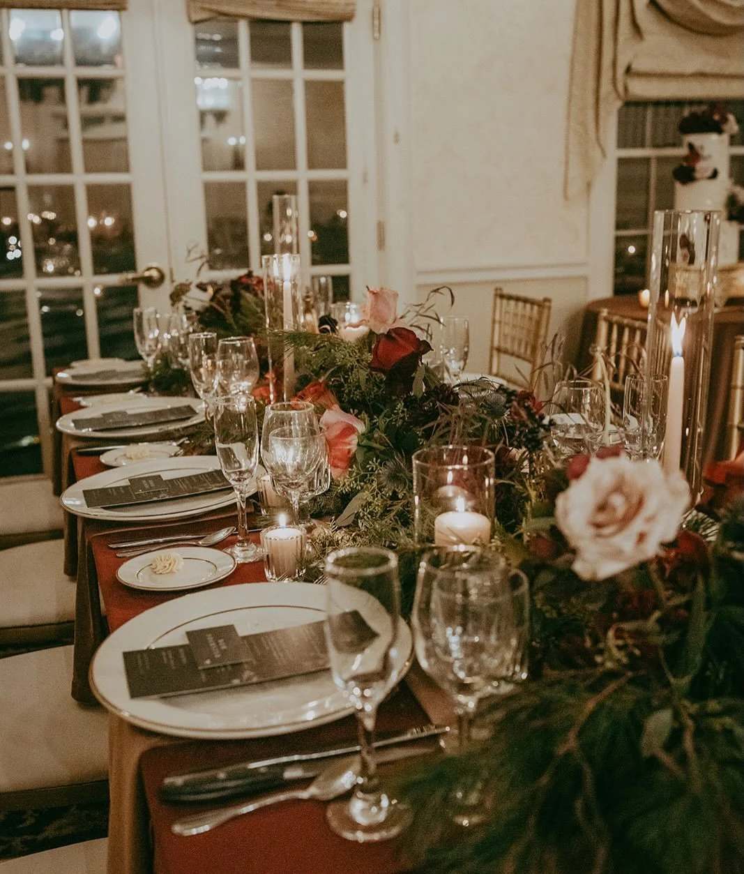 Where a the perfect Stowe, Hallmark Movie meets Renee&rsquo;s wedding day vision.  Deep, rich jewel tones filled this quaint Vermont Inn in December bringing Renee&rsquo;s vision from storybook to real life.

Venue:  @greenmountaininn 
Planning: @can