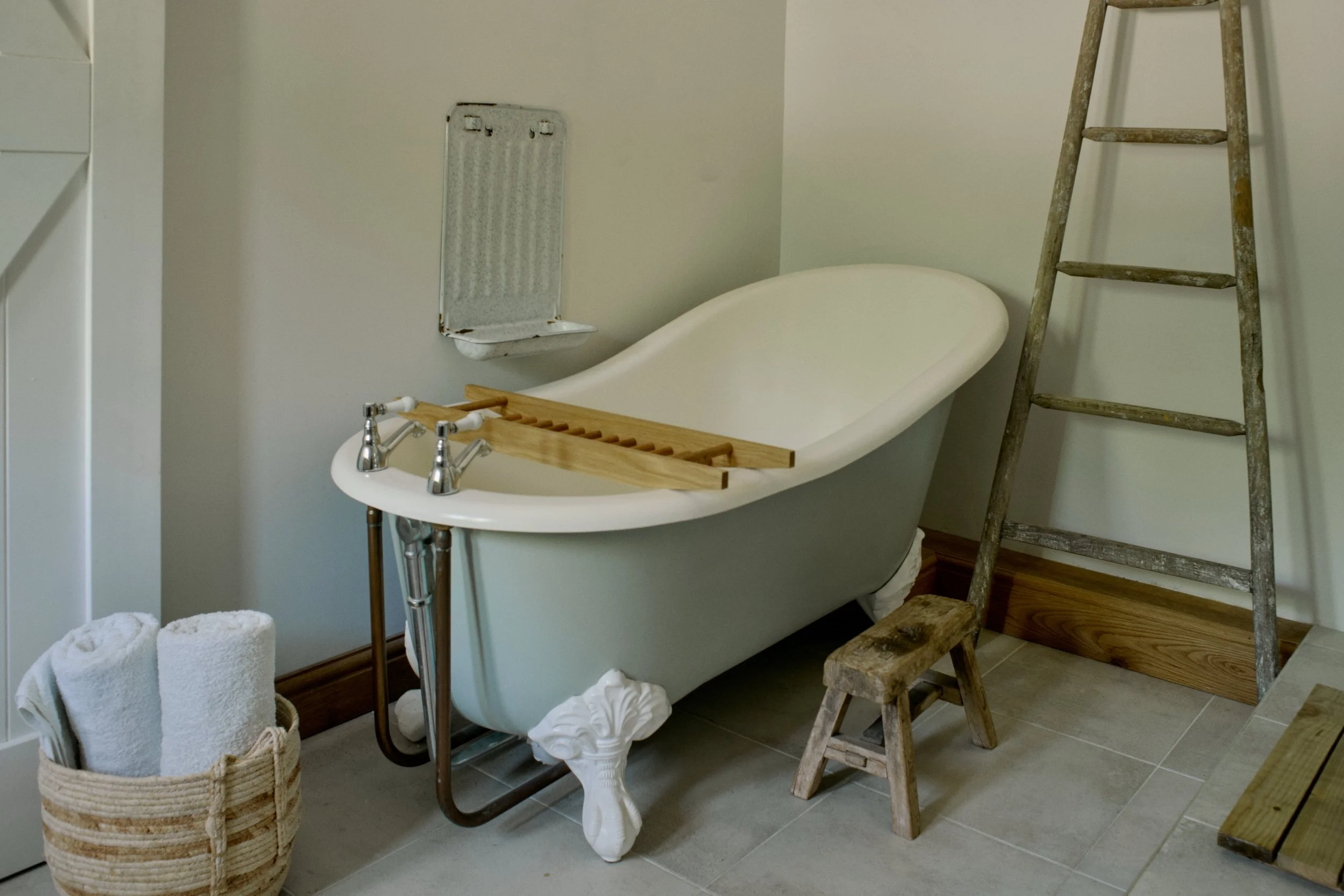 Slipper bath with towels