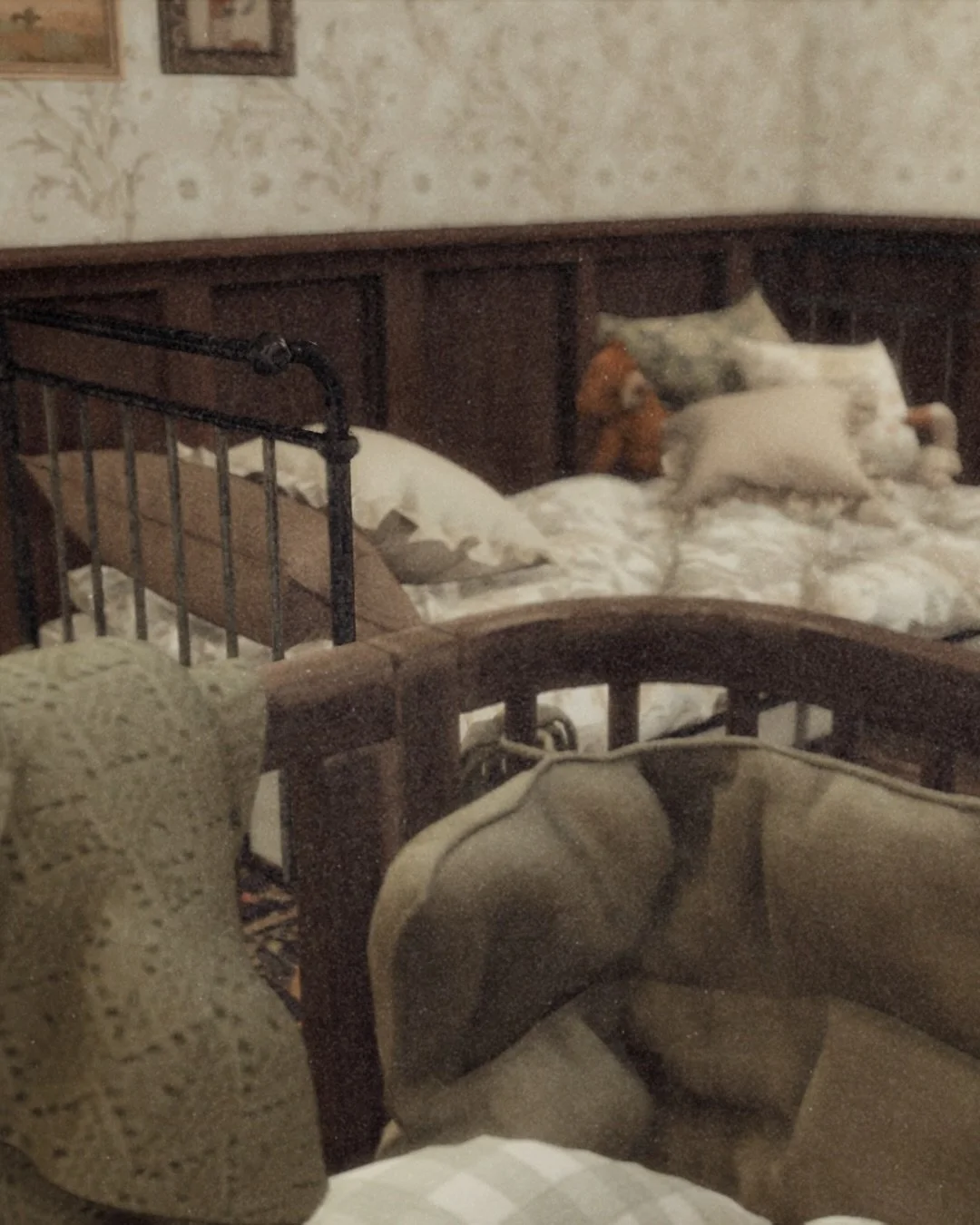 The nursery room is one of two Child rooms in the english christmas cottage. Explore the building on my website to see the other rooms ✨

#simstagrammer #thesims #simskids #sims4farmhouse #simblr #simmer