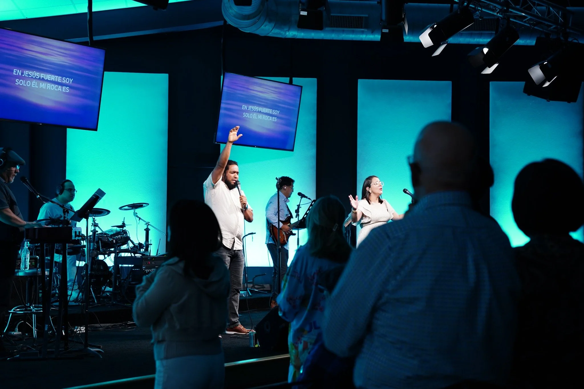 En Nehem&iacute;as 11&ndash;12 vimos que aquellos que Dios restaura le pertenecen, le adoran, participan en Su obra y viven aferrados a Sus promesas.

&iexcl;Qu&eacute; gozo reunirnos como iglesia para celebrar Su fidelidad y vivir para Su gloria! #C