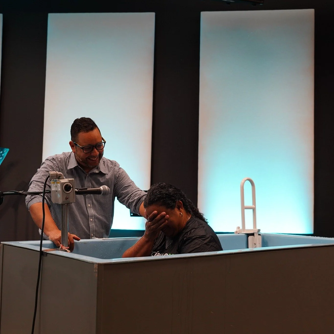 &iexcl;Qu&eacute; bendici&oacute;n reunirnos este domingo para adorar juntos al Se&ntilde;or! 🙌

Celebramos con alegr&iacute;a un bautismo, un hermoso testimonio de la obra transformadora de Dios y de una vida que ahora le pertenece a &Eacute;l.

Da