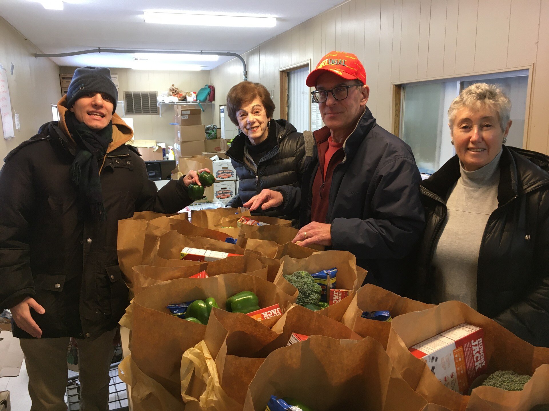 Thank you to the volunteers who helped pack 180 bags of fresh produce and other groceries at the @clekosherfp community experiencing food insecurity.