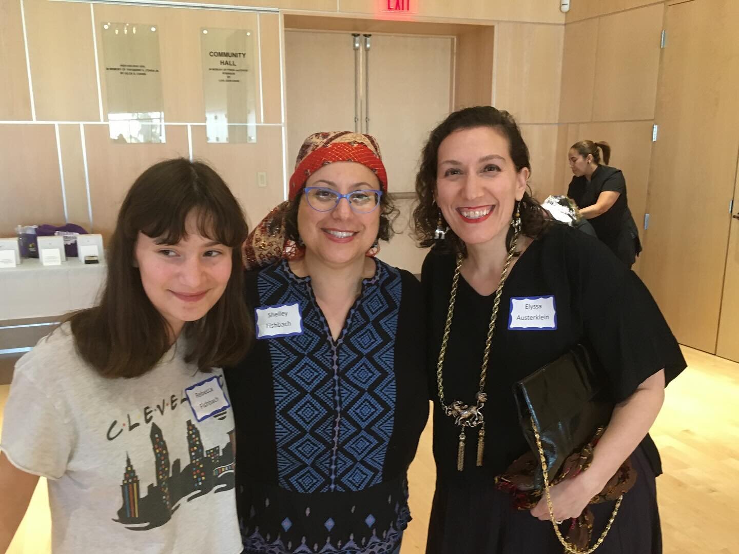 Last night, Park Synagogue&rsquo;s 𝑵𝒆𝒔𝒉𝒂𝒎𝒂 and 𝑹𝒐𝒔𝒉 𝑪𝒉𝒐𝒅𝒆𝒔𝒉 Groups hosted 𝐕𝐀𝐒𝐇𝐓𝐈'𝐒 𝐁𝐀𝐍𝐐𝐔𝐄𝐓. Ladies of all generations enjoyed good food, fortune telling, chair massages, bracelet making, henna designs and dancing. Than