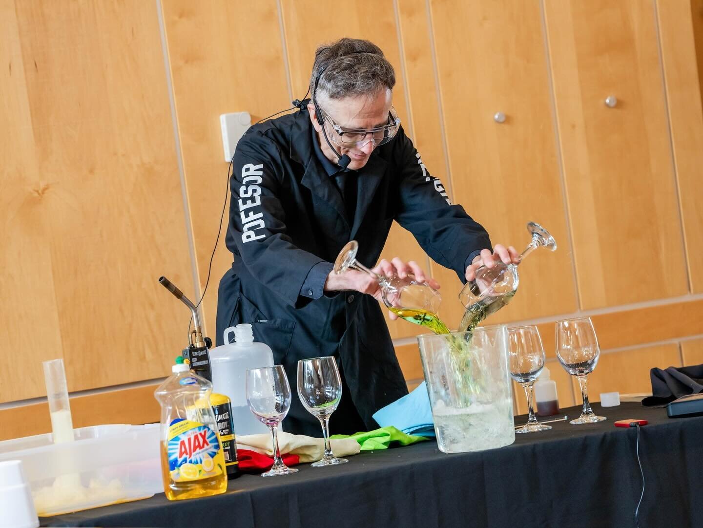 Continuing to gear up for the holiday with our Purim Carnival this past Sunday 🎭 Kids enjoyed the Magical Science Show with Professor Reggie, then on to hamantaschen and high-spirited happiness! Thanks @marianaedelmanphotography for capturing the fu