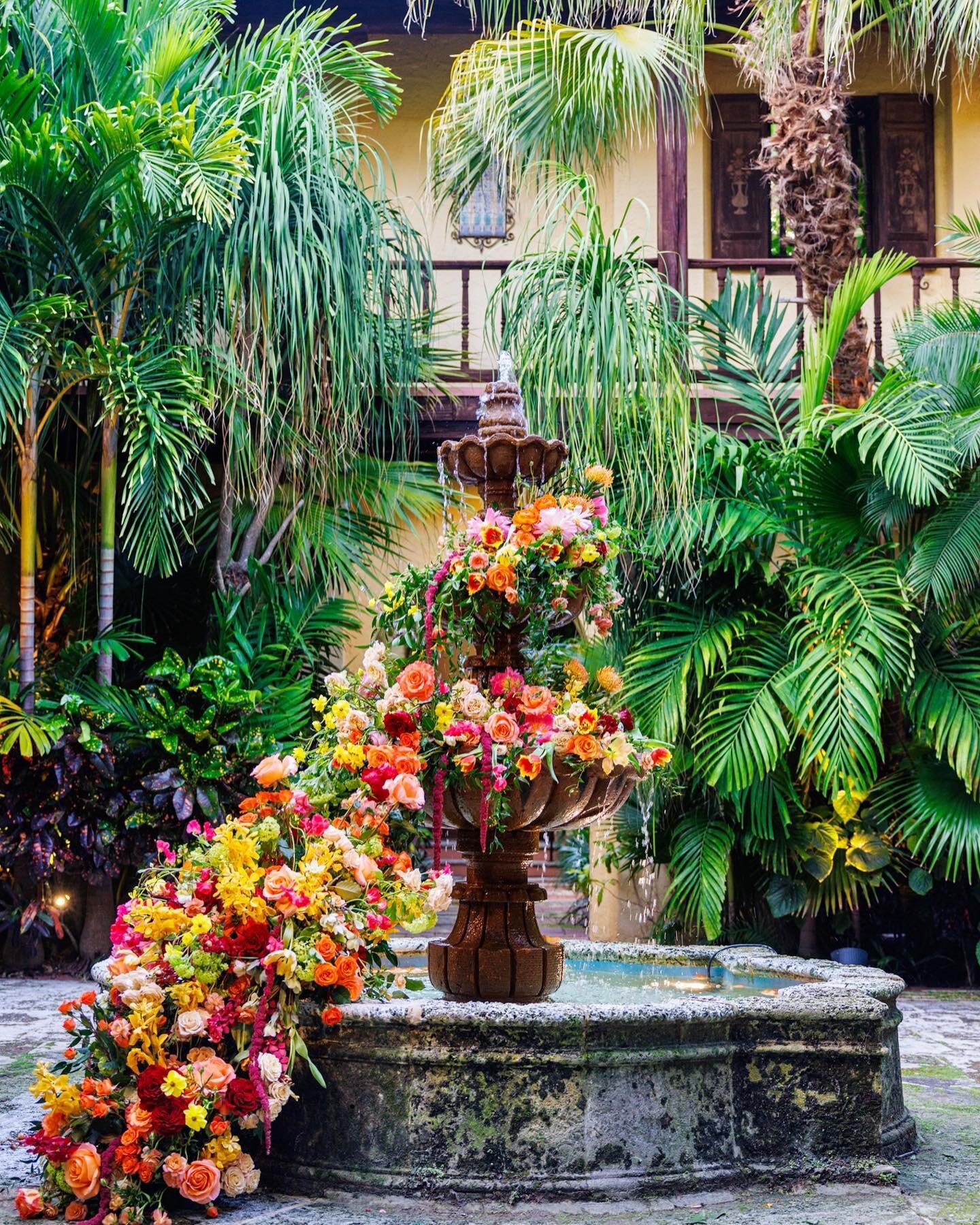 Flowering fountains and fedoras for an epic backyard birthday celebration! 🌿

Production &amp; Design: @rennyandreed 
Lighting: @frostfl_events 
Catering: @ikcateringpalmbeach
Photography: @goksun_photography