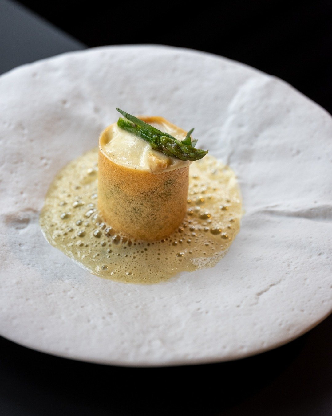 L&rsquo;asperge, l&eacute;gume printanier par excellence, en tartare avec son cylindre croustillant et une &eacute;mulsion &agrave; l&rsquo;estragon.

-
#flanders #hoeilaart #gastronomy #gastronomiefran&ccedil;aise #GastronomieLocale #gastronomie #br