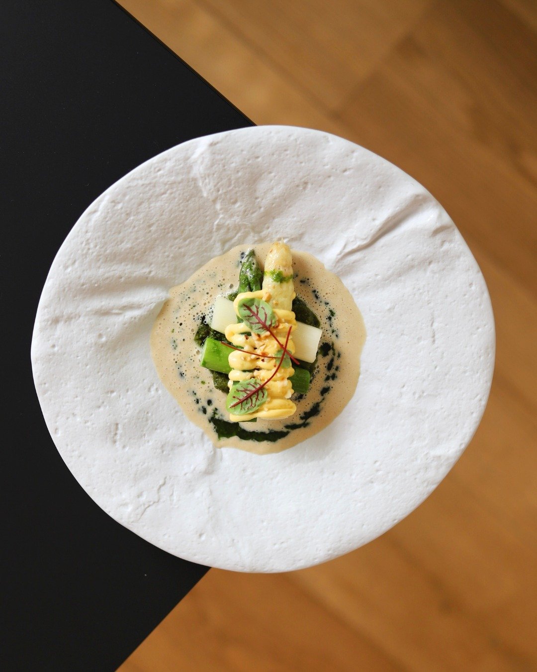 Asperges de nos r&eacute;gions, cr&egrave;me d&rsquo;oeuf &agrave; la noisette, &eacute;mulsion &agrave; l&rsquo;ail des ours.

-
#flanders #hoeilaart #gastronomy #gastronomiefran&ccedil;aise #GastronomieLocale #gastronomie #bruxelles #brussel #bruss