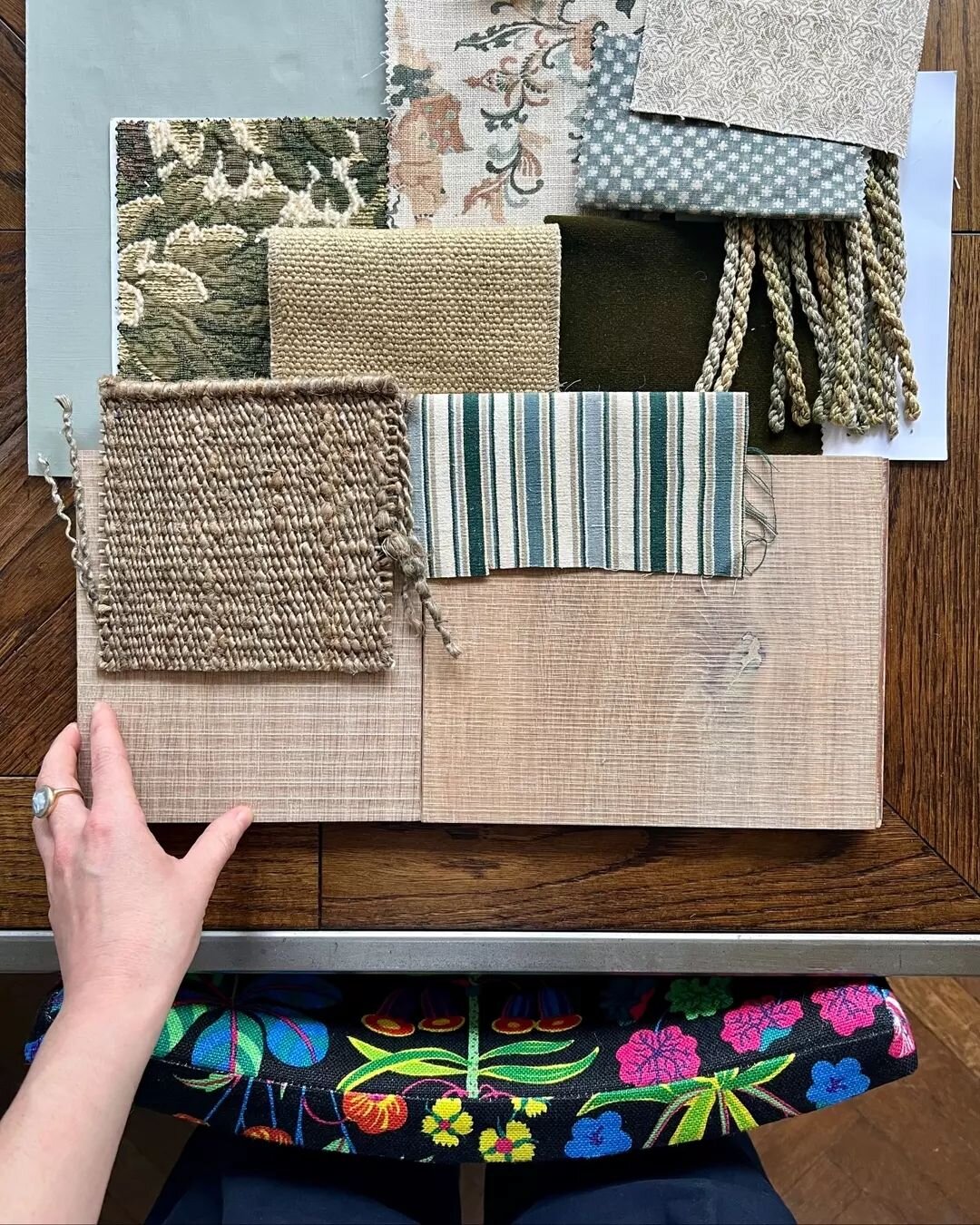 Ending the week with a cosy sitting room scheme for a project in the Cotswolds&nbsp;🌾💛

#caveinteriors&nbsp;#interiordesign&nbsp;#cotswoldshome&nbsp;#barnconversion&nbsp;#textiles&nbsp;#interiordecorating