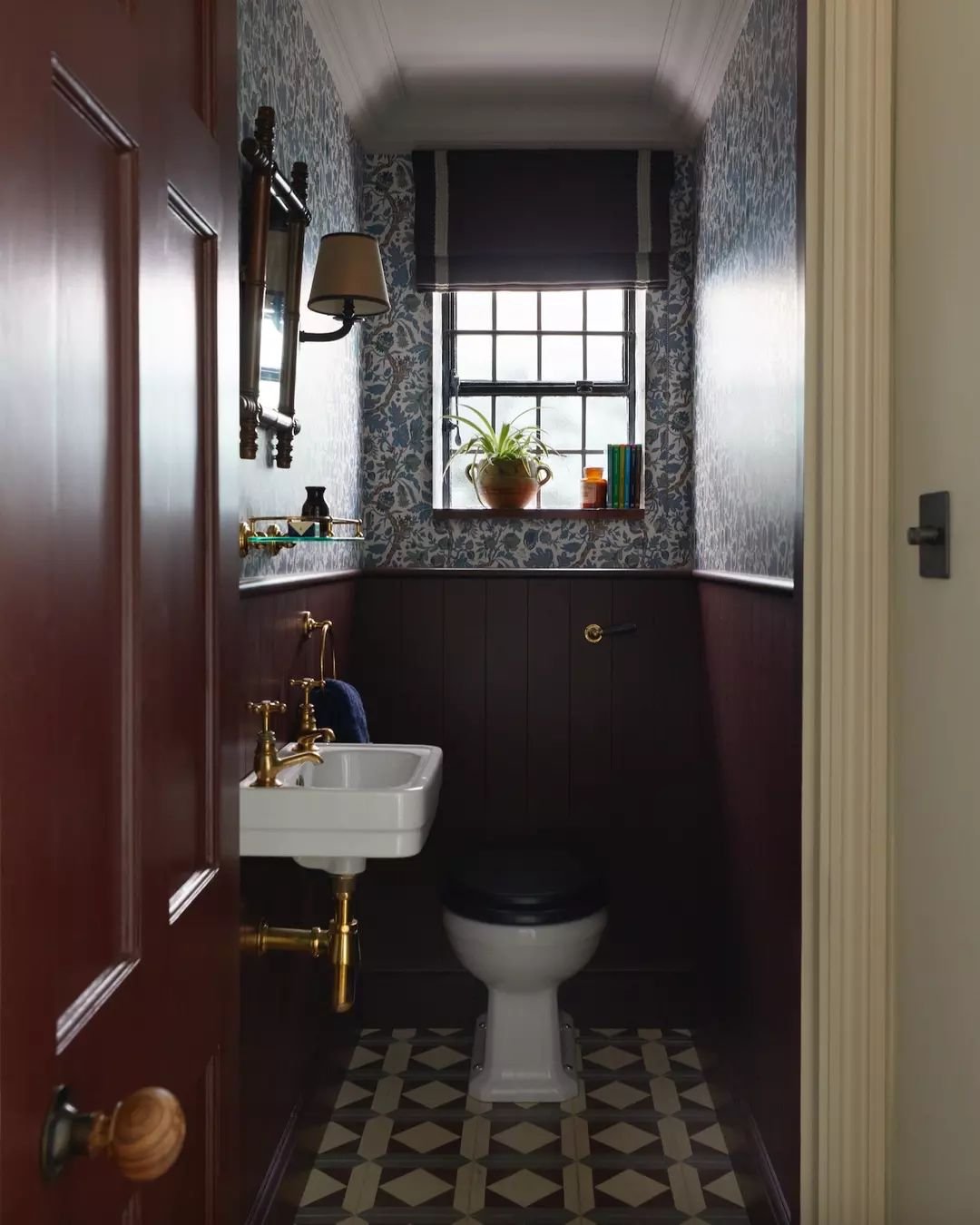 Another one from our most recently completed Arts &amp; Crafts project. We embraced the darkness of this tiny guest loo going all out with the choice of rich colours, vibrant patterned wallpaper and bold reclaimed floor tiles.&nbsp;🌚 
#caveinteriors