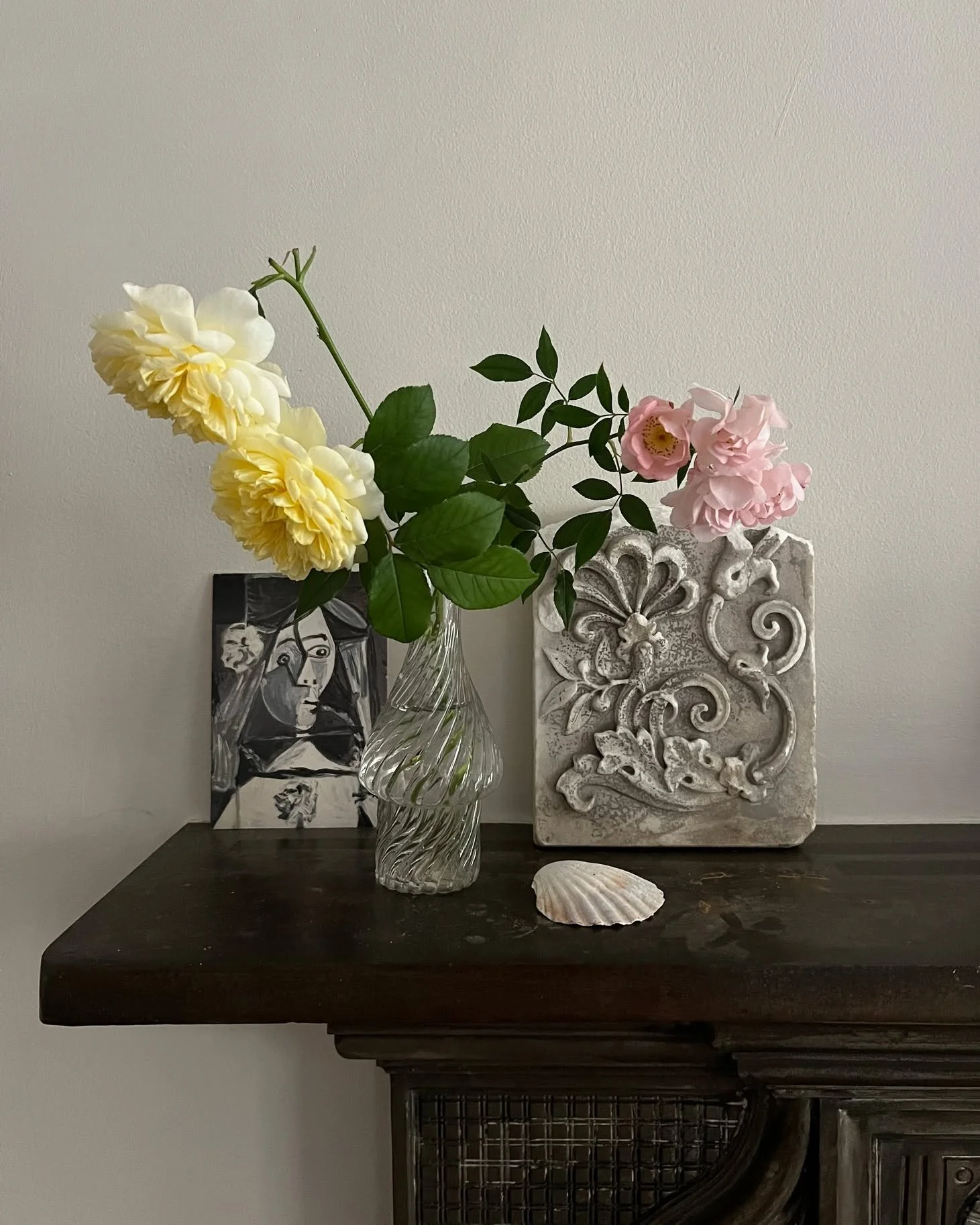 Sunday morning at home with roses from the garden 🥀
