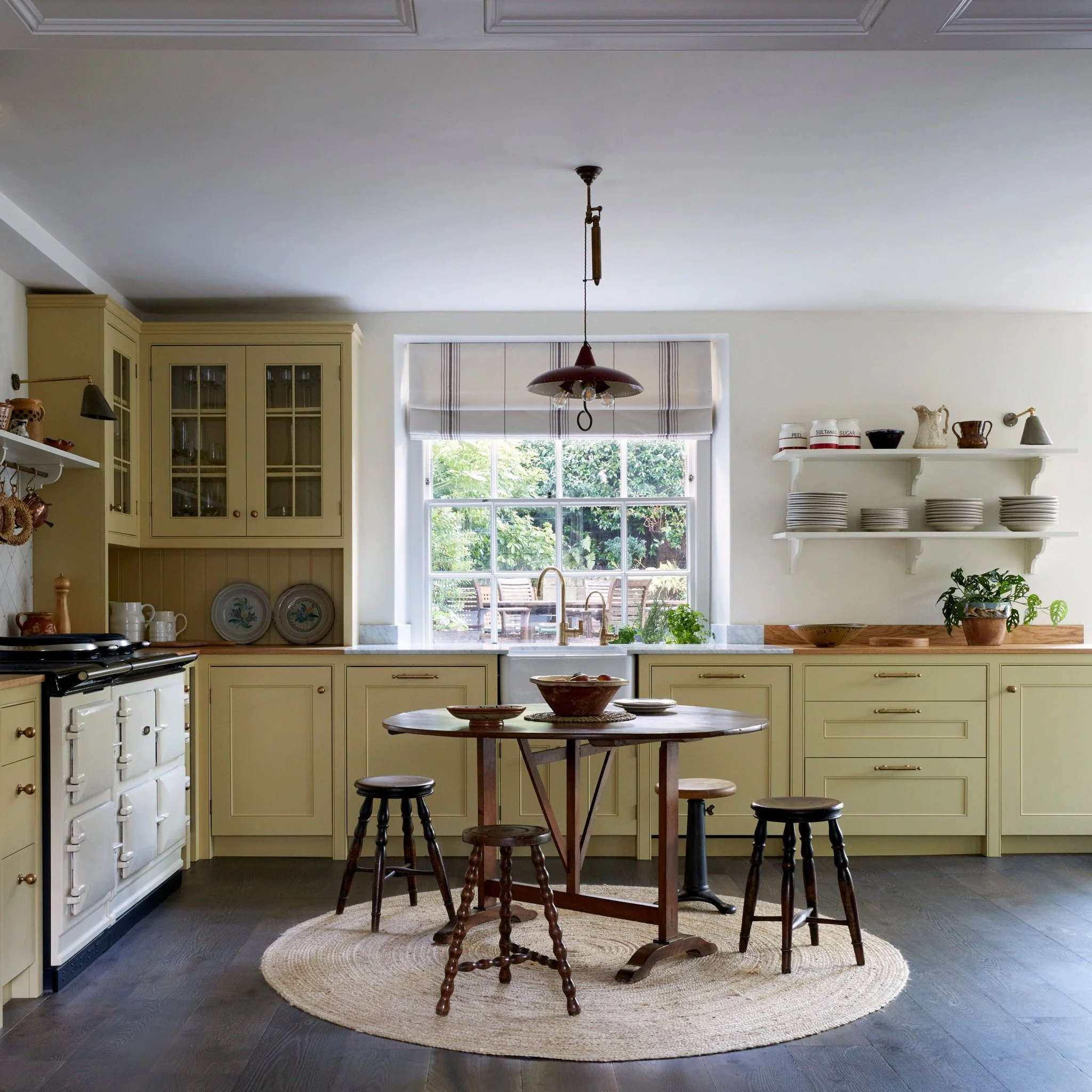 A different view this time of our butter yellow kitchen that keeps on giving. This time in a feature on Bistro kitchens written by the lovely @mayaglantz now online @livingetcofficial 
Bistro kitchens are all about creating the right kind of ambience