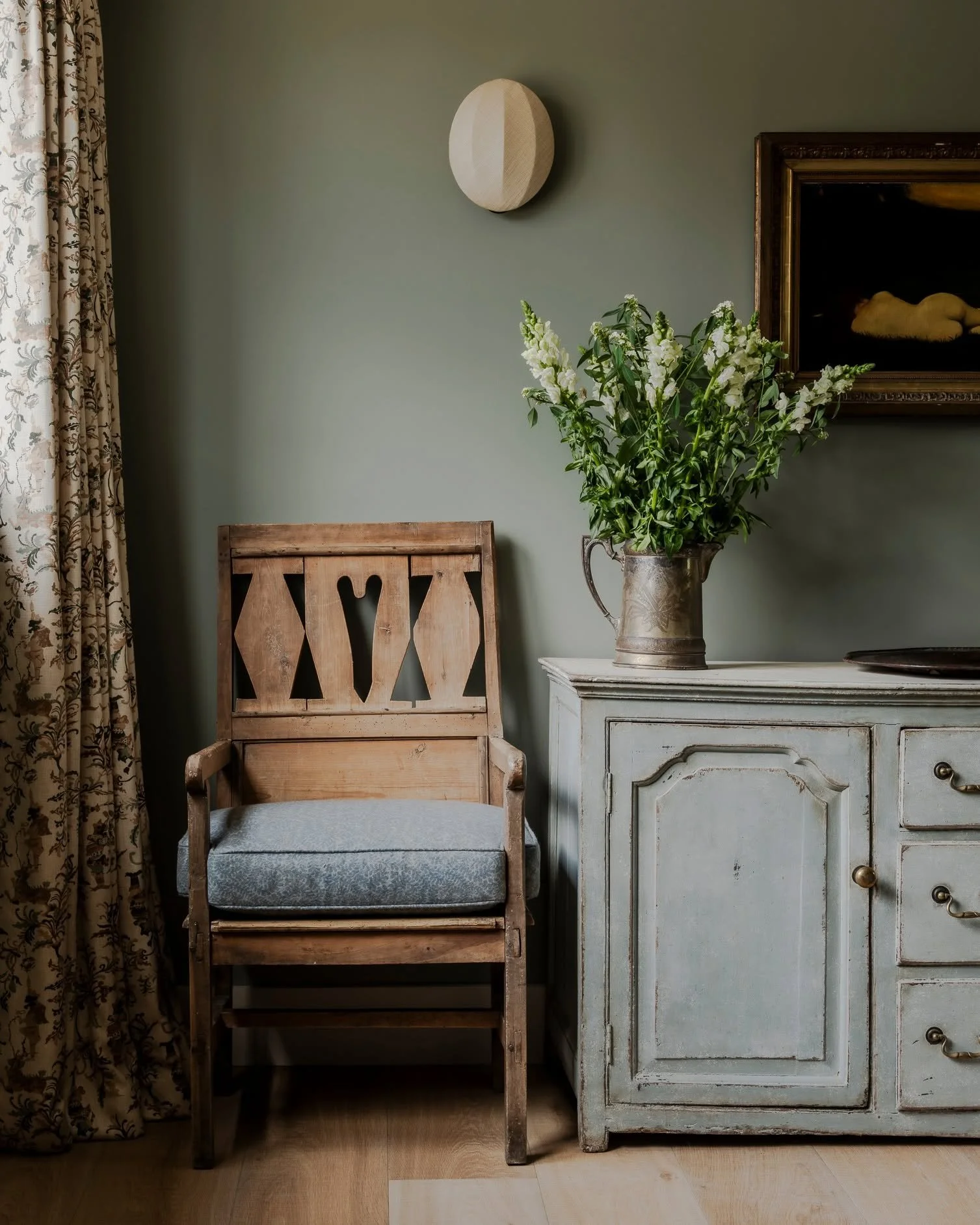 A corner of the sitting room at our Cotswolds barn project featuring a special 19th Century French mountain chair, one of our favourite pieces we sourced for the room.

Photographed by @paul_whitbread_photo

#caveinteriors #interiordesign #antiques #