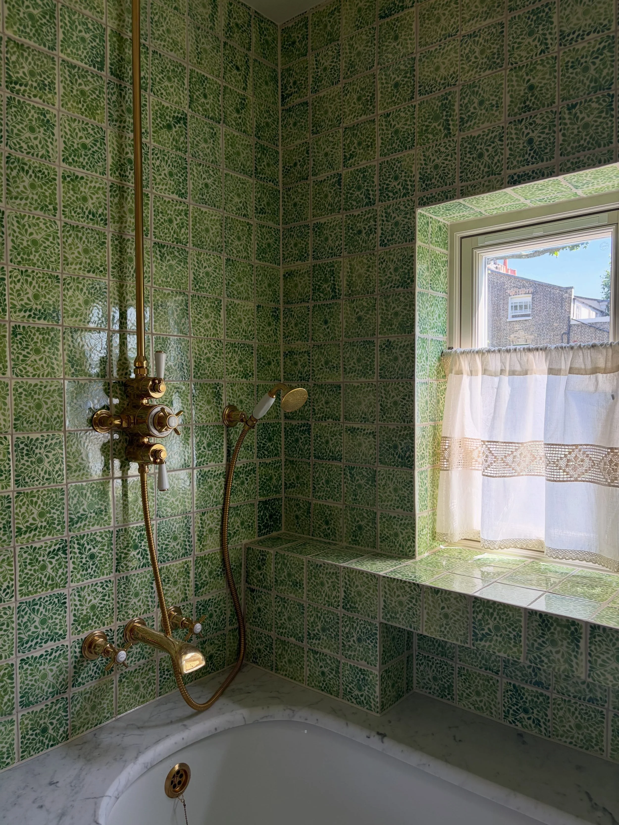 Snapshots from a jewel box bathroom in Islington waiting for its finishing touches 🫛☘️👒

#caveinteriors #interiordesign #vintagetextiles #reuse #bathroomdesign