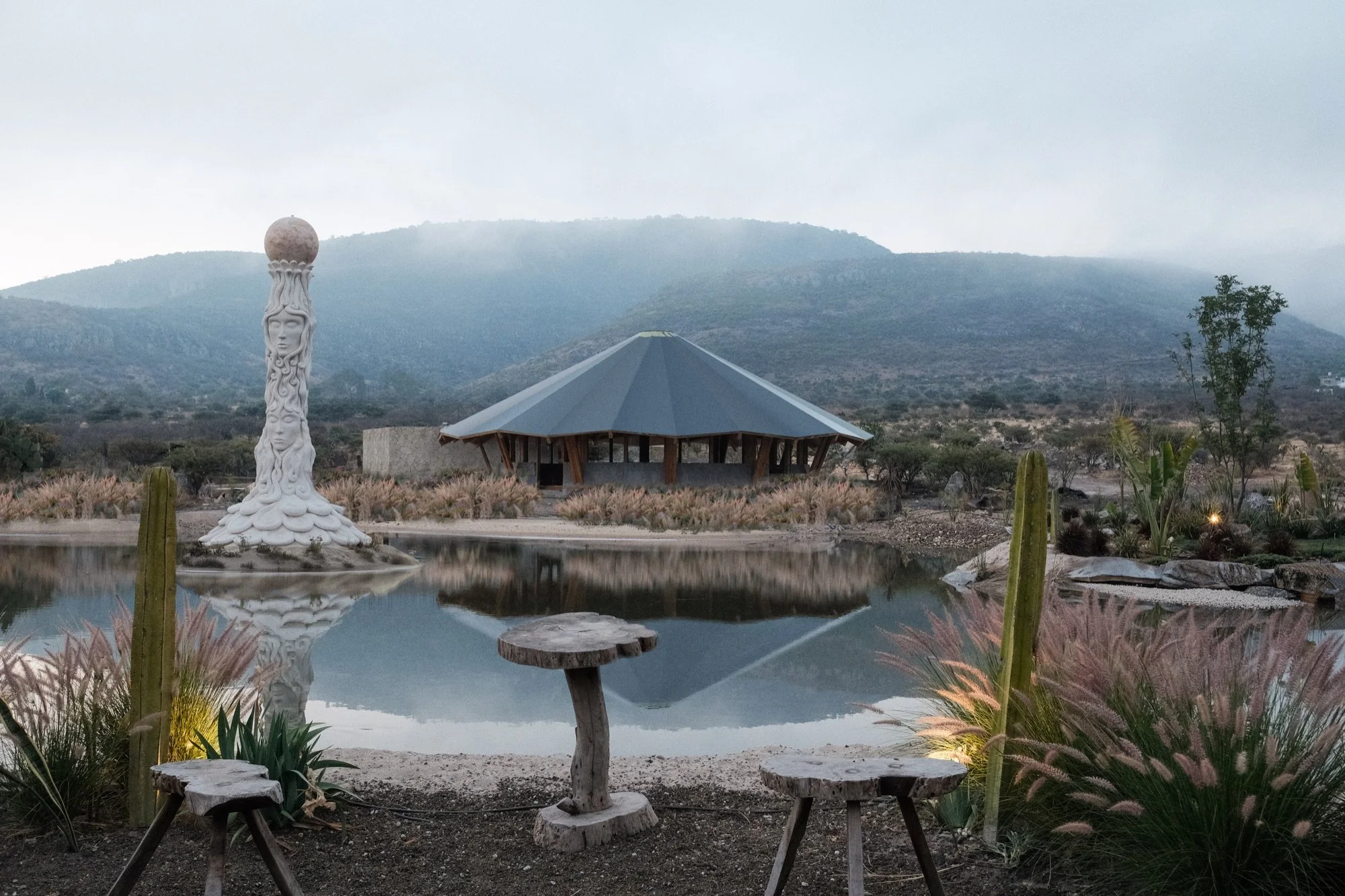 Lago, Shala y Obelisco.jpg