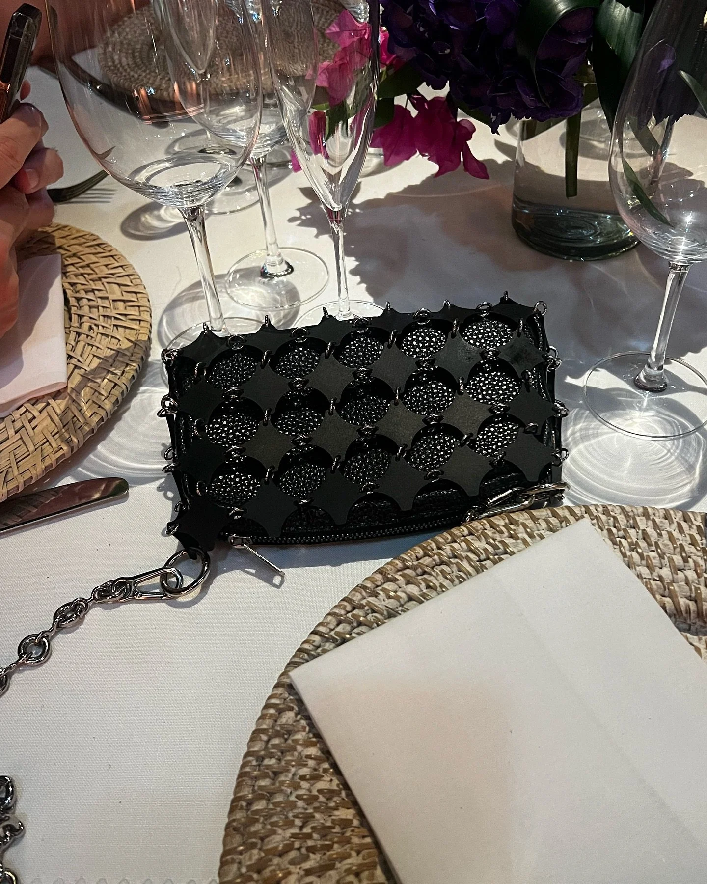 M&aacute;nica en negro✨🖤 De nuestros modelos m&aacute;s elegantes y perfectos para CUALQUIER ocasi&oacute;n. 

Todav&iacute;a puedes aprovechar para llevarte nuestros bolsos con nuestro SUMMER SALE, v&aacute;lido hasta el 31 de julio ✨

#bolsos #oot