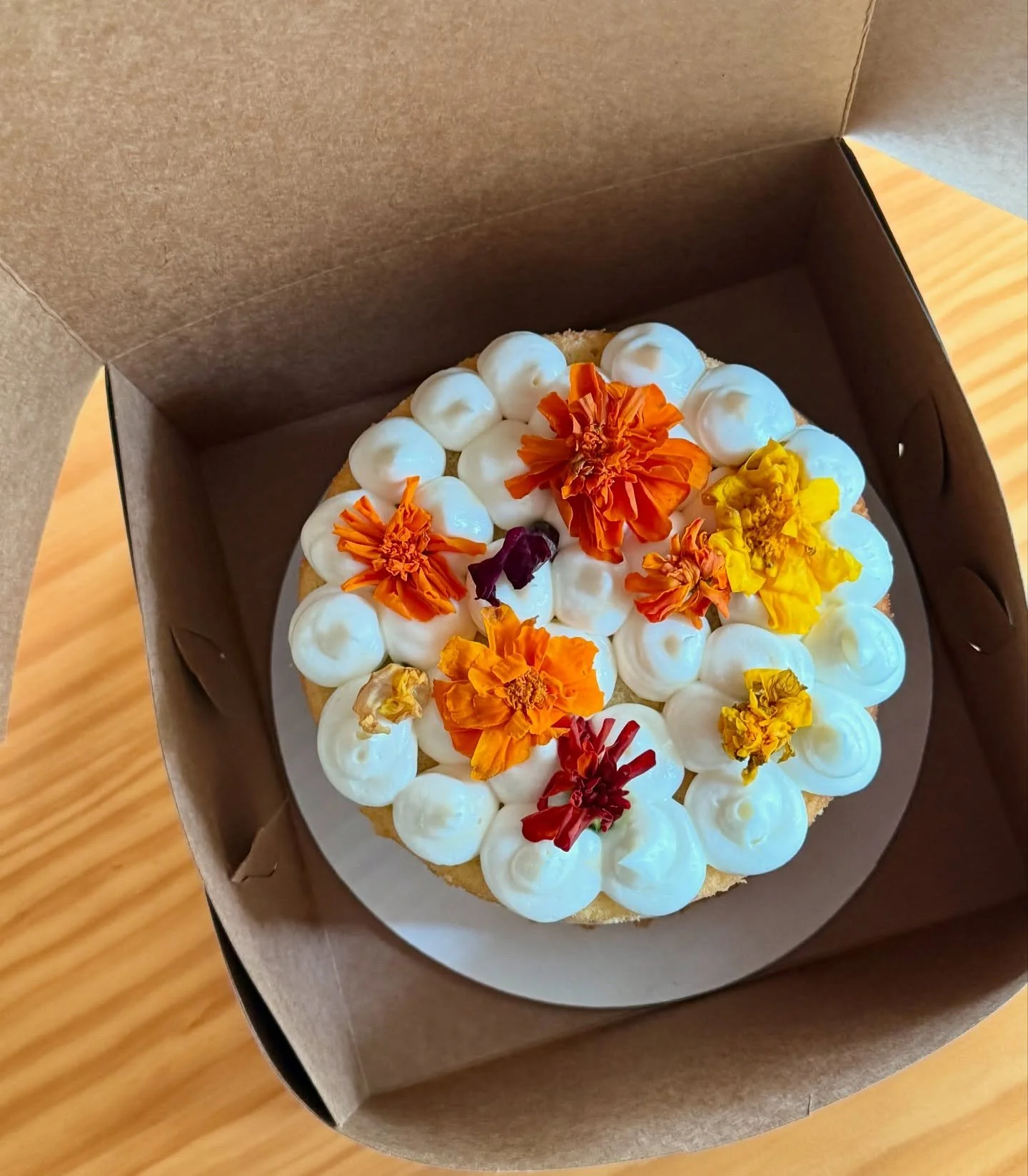 Cake ๐ by the Ocean ๐ 
Custom Cake orders this week:
-Olive oil chiffon cake with vanilla buttercream and edible flowers
-Chocolate cake and chocolate buttercream 
#cake #baker #southfl #palmbeach #personalchef