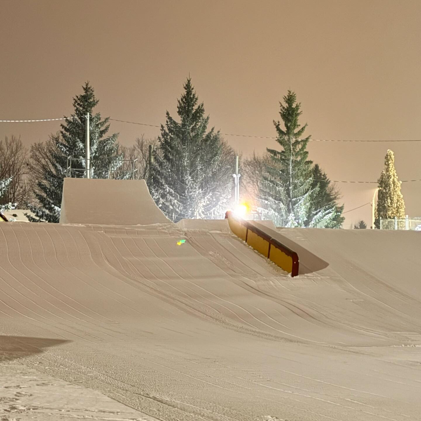 Victoriaville snowpark is ready for you to go crazy at with 1 jump and 5 rails &amp; boxes. 😎