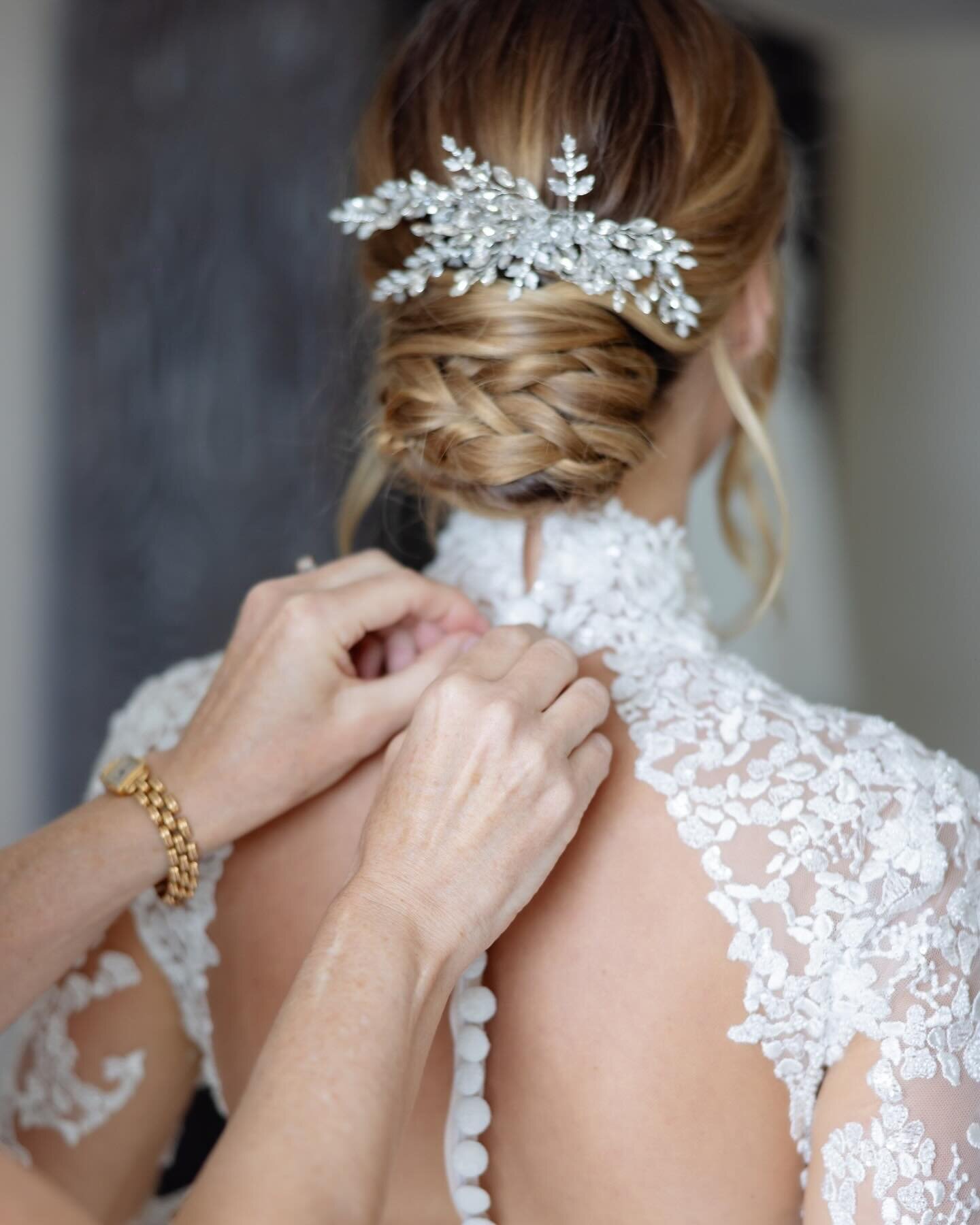 A classic bridal updo with a touch of sparkle for our #beautinibride Ally ✨

Hair + Makeup: @beautini
Photographer: @natali.and.kate
Planner: @eleveeventsny
Florist: @avaflora
Venue: @gurneysresorts