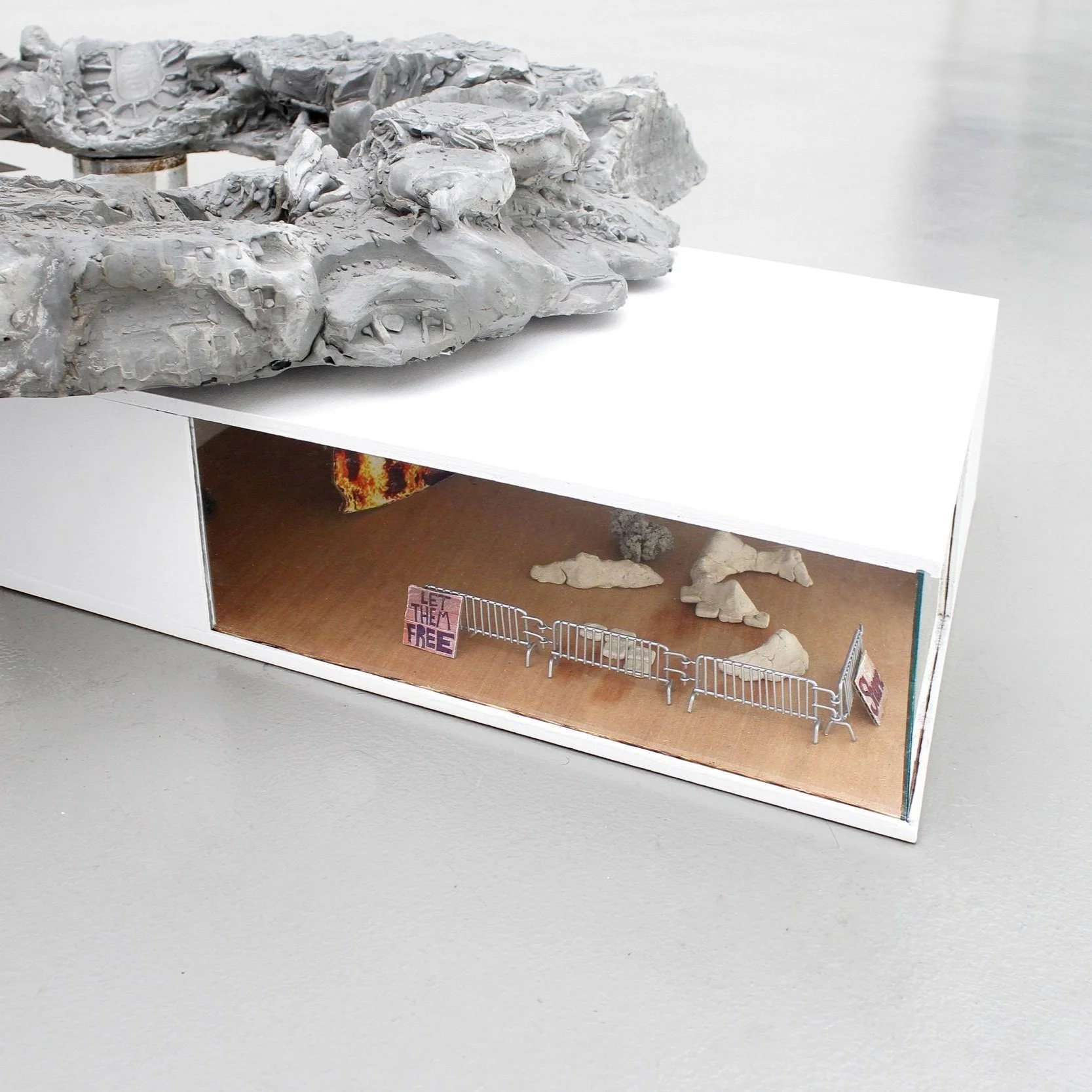 rodrigo-red-sandoval-stroll-struck-stuck-maquette-detail-arti-et-amicitiae-2021.jpg