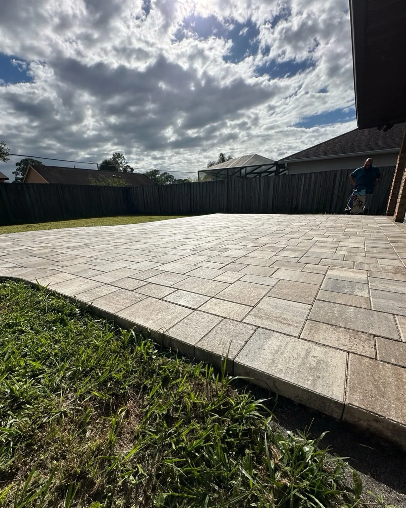 Cold weather pause ❄️
Paver sealing isn&rsquo;t a &ldquo;do it anyway&rdquo; service. 👇🏻

When temperatures drop below ~50&deg;F, sealers don&rsquo;t cure properly.

That means:

😵&zwj;💫 weak bonding
👉🏻 uneven finish
☁️ cloudy or milky residue
