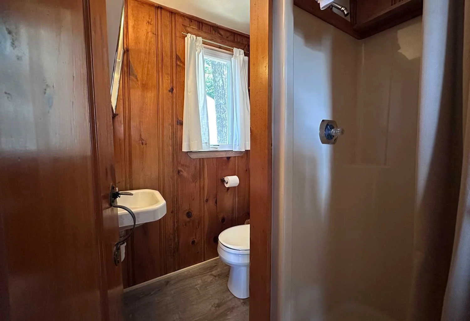 1-Bathroom-Sundeck-Cottages-2026.jpg
