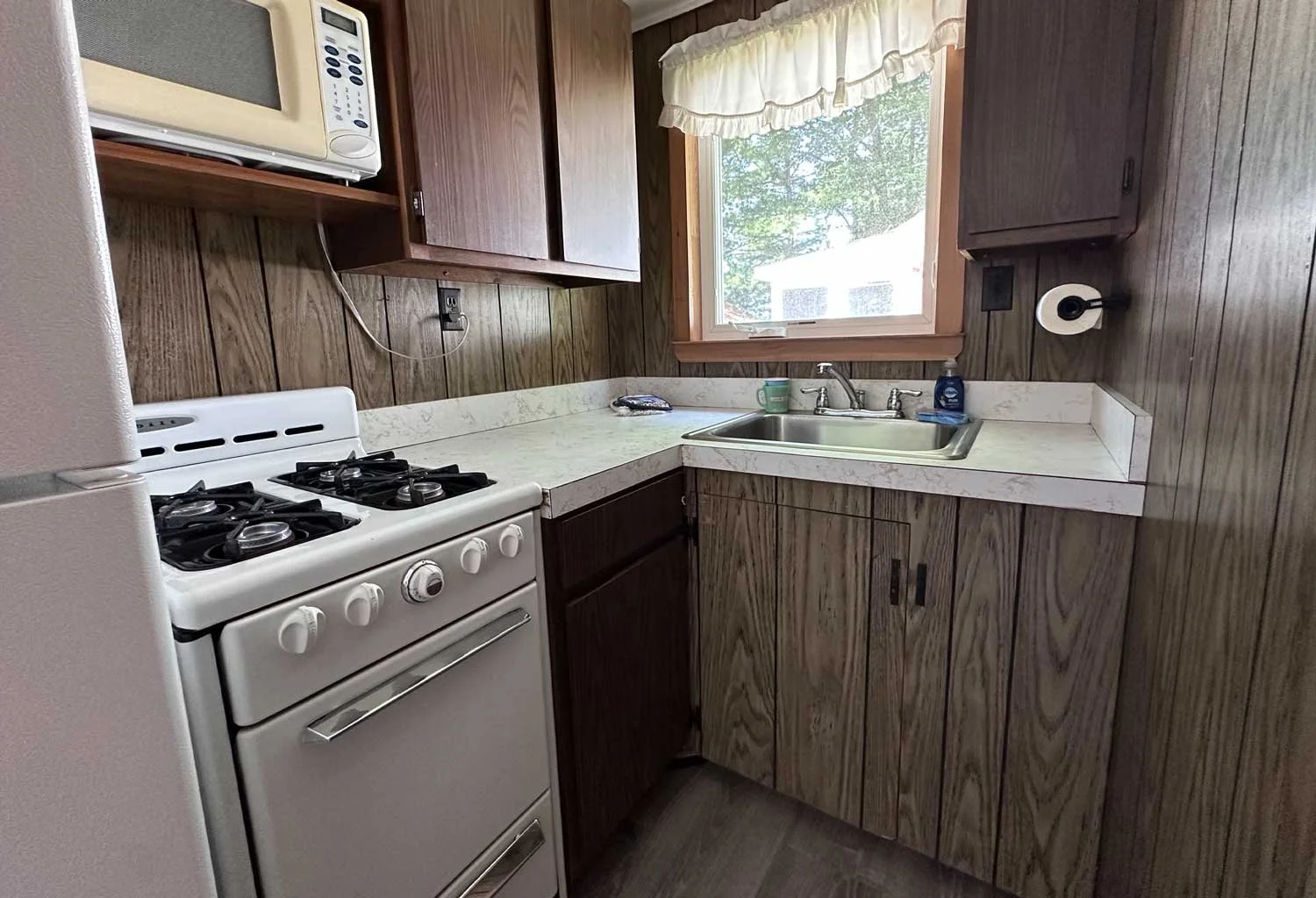 3-Kitchen-Sundeck-Cottages-2026.jpg
