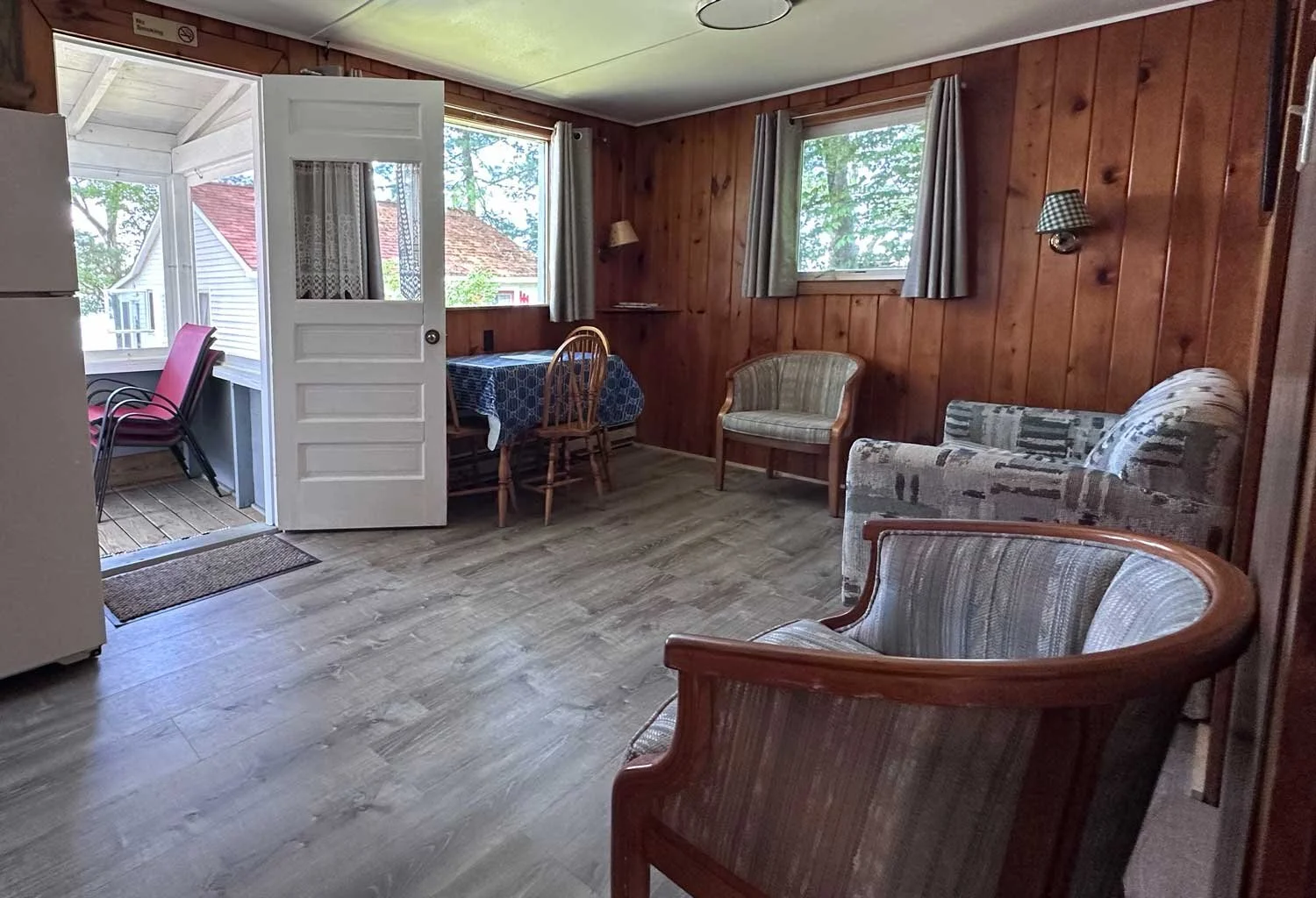 4-Living-Room2-Sundeck-Cottages-2026.jpg