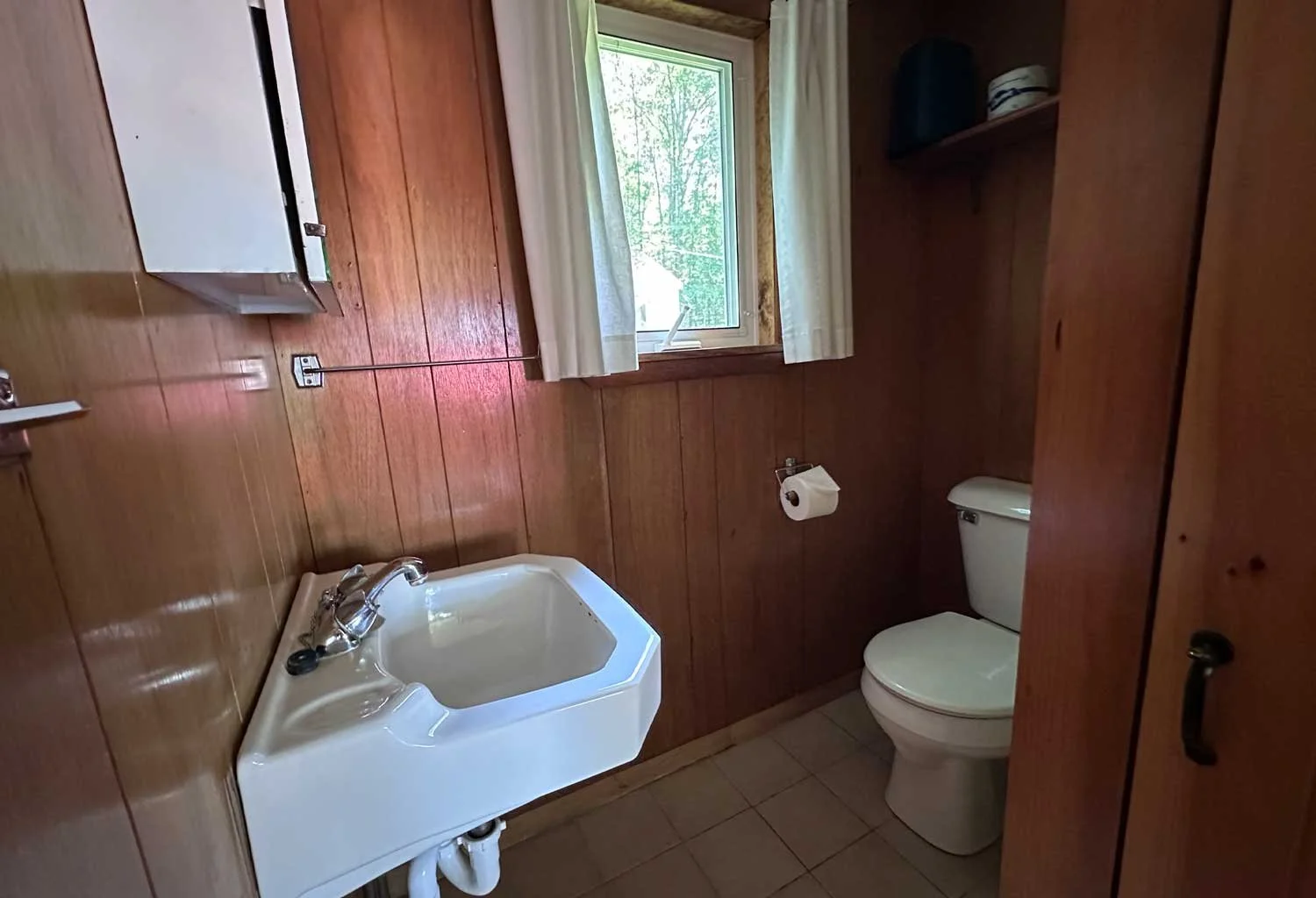 8-Bathroom-Sundeck-Cottages-2026.jpg