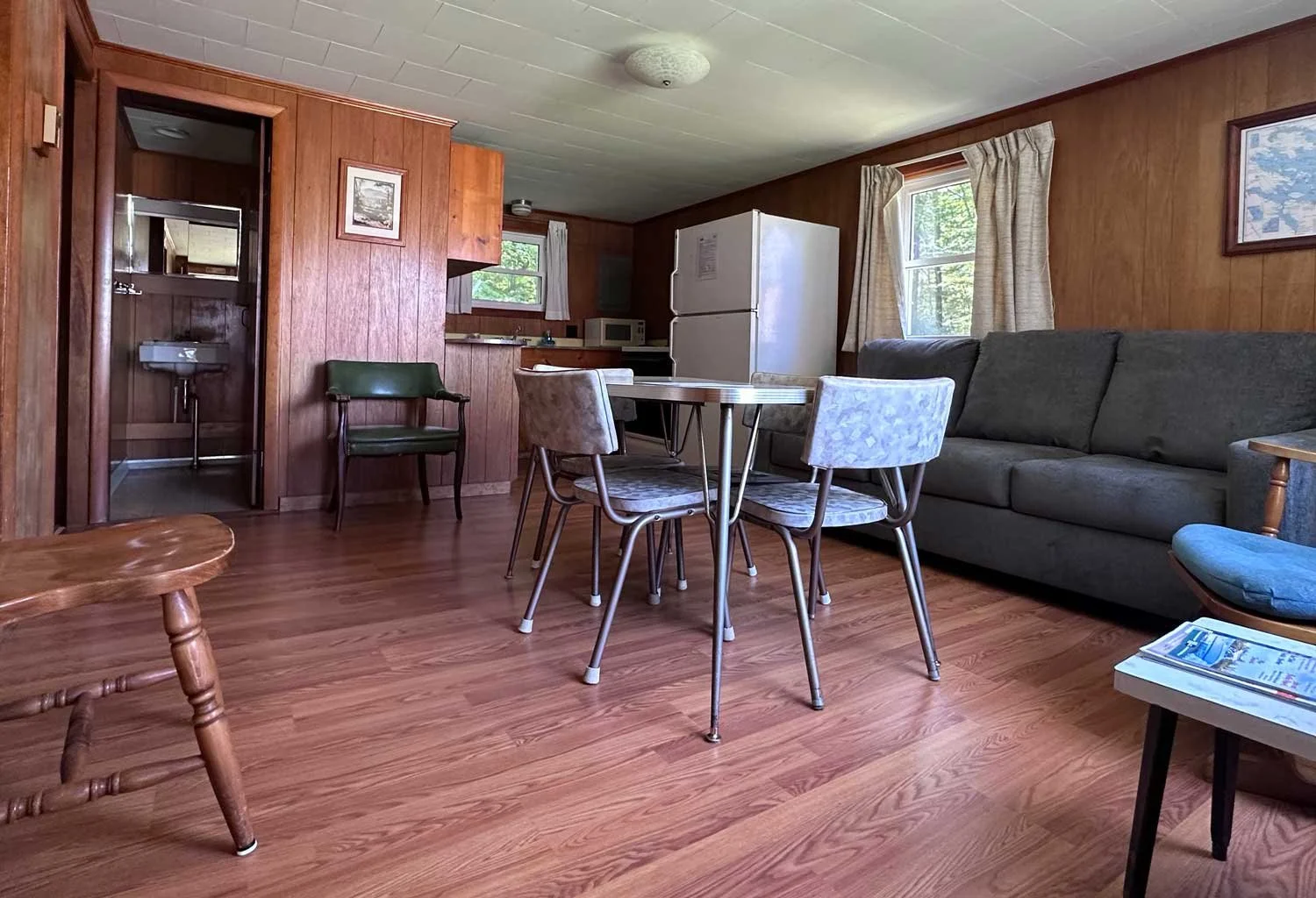 9-Living-Room-Sundeck-Cottages-2026.jpg