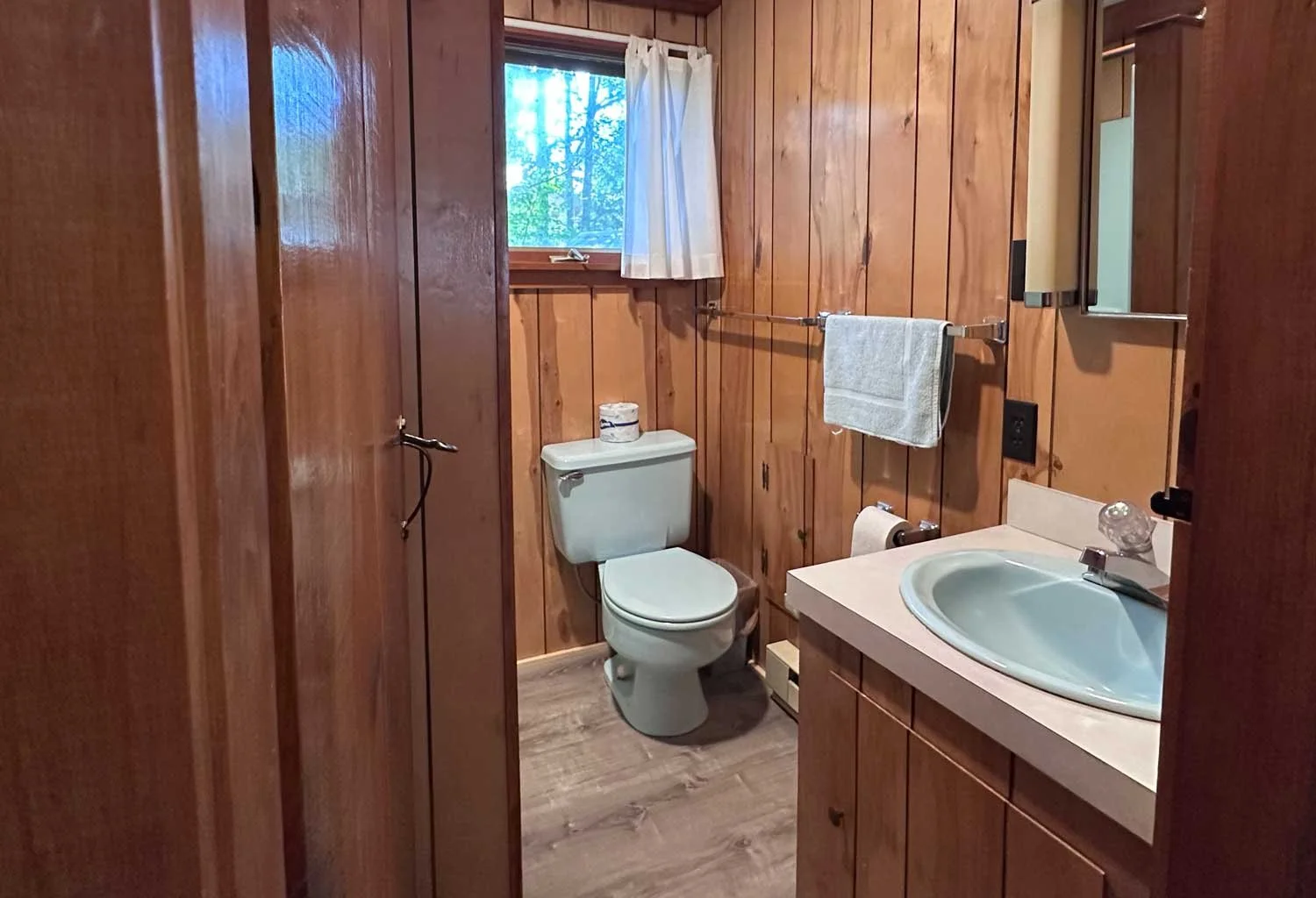 11-Bathroom-Sundeck-Cottages-2026.jpg