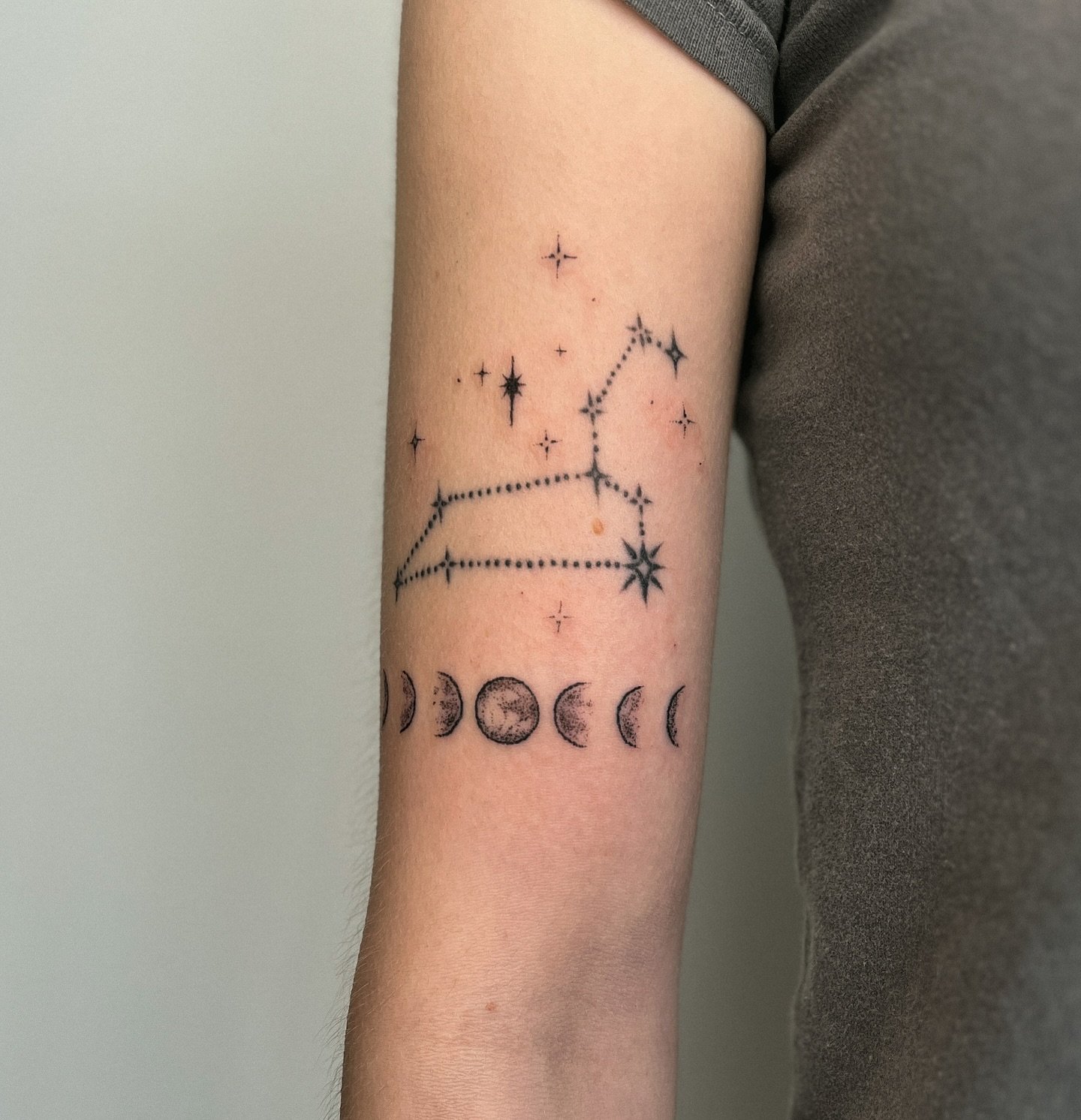 ⟡ ݁ . ⊹ ₊ ݁. 𖦹⋆ moon phases and sparkles added to an existing leo constellation for charley • handpoke tattoo ⟡ ݁ . ⊹ ₊ ݁. 𖦹⋆
message me or fill out the tattoo form in my bio to book in any of your custom ideas <3
⟡ ݁ . ⊹ ₊ ݁. 𖦹⋆
#brigh