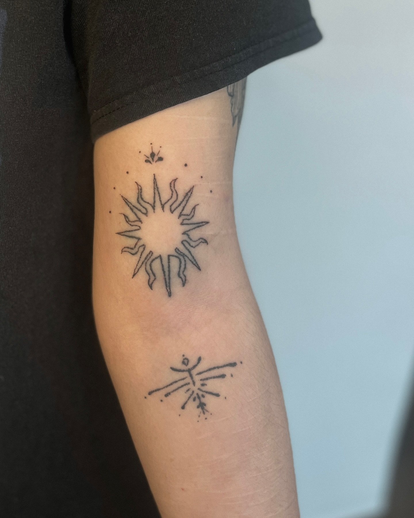 -ˋˏ ༻𖤓༺ ˎˊ- old tattoo (below) & new sunshine addition i did a while ago on izzy -ˋˏ ༻𖤓༺ ˎˊ-
-ˋˏ ༻𖤓༺ ˎˊ-
#brighton #handpoke #handpokeartist #brightonandhove #brightontattoo #tattoo #tattooartist #finelinetattoo#spiritualtattoo #magictattoo #