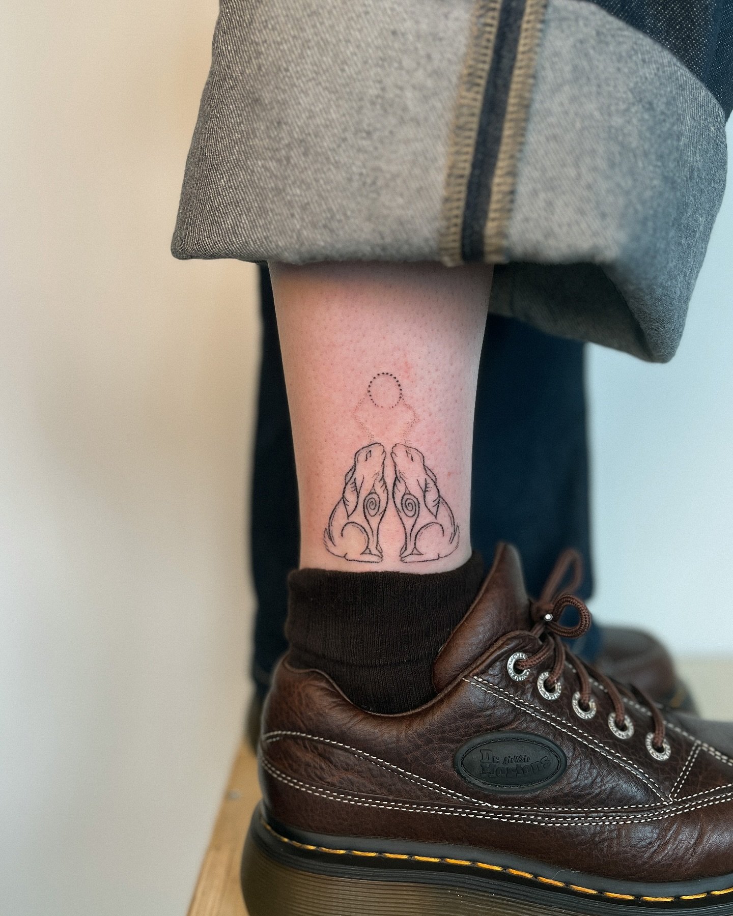 𓃹 𖦹⋆ moongazing hares for ruby ⋆ 𖦹𓃹 handpoke tattoo 𓃹 𖦹⋆
so excited to finally do this flash! i still have space to tattoo you this spring, message me or fill out the tattoo form in my bio with your ides 𓃹 𖦹⋆
𓃹 𖦹⋆
#brighton #handpoke #