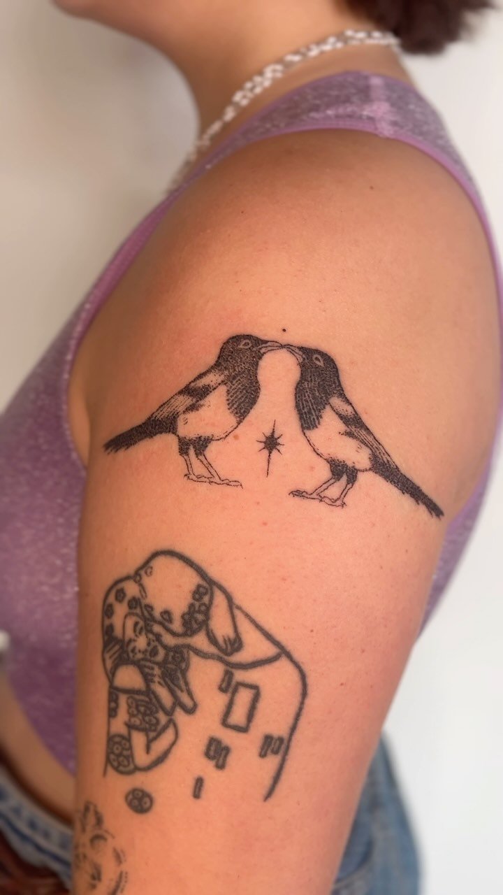 𓅪 ⟡ we’ve been waiting to do this magpie piece for jaz for a while now, so honoured to finally ink it! ⟡ 𓅪 two for joy, handpoked tattoo 𓅪 ⟡ ⟡ 𓅪
special thank you to @smokeyourtattoo for the epic content…. i have muted all the clip